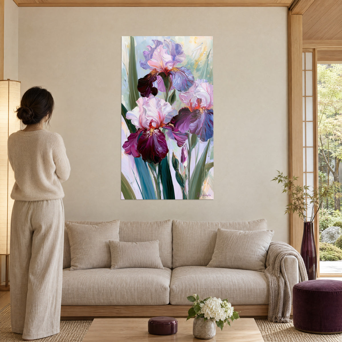 Schilderij paarse en lavendelkleurige iris met saffraankleurige meeldraden en dik aangezette bloembladeren, boven een bank in een lichte woonkamer