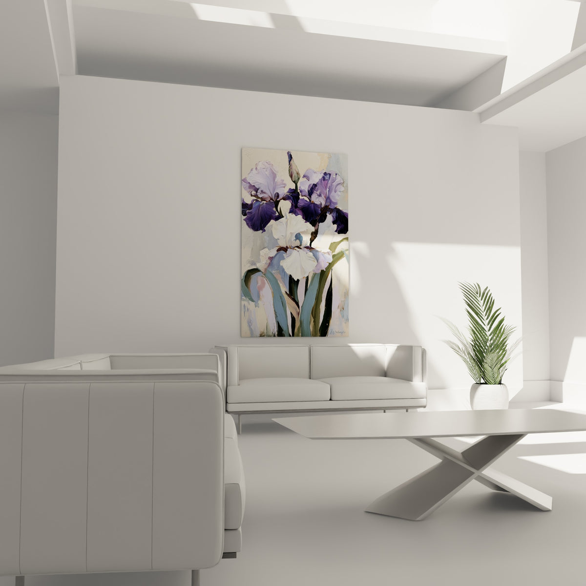 Fleurs d'iris pourpre et ivoire, tiges vert olive, au-dessus d'un canapé dans un salon lumineux