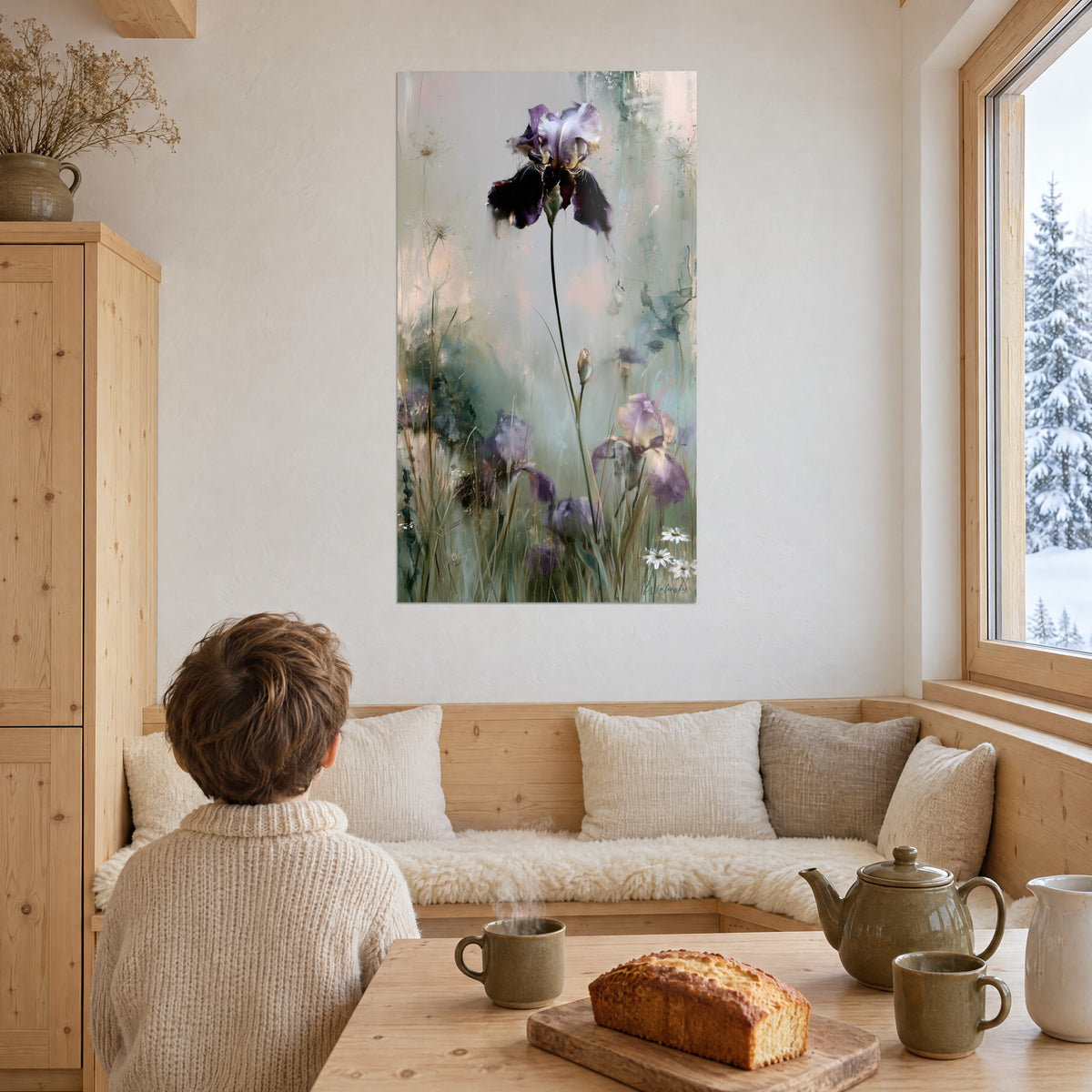 Cuadro tallo de iris con volutas ciruela y lavanda, fondo gris verde brumoso, encima de un rincón de comedor en madera clara