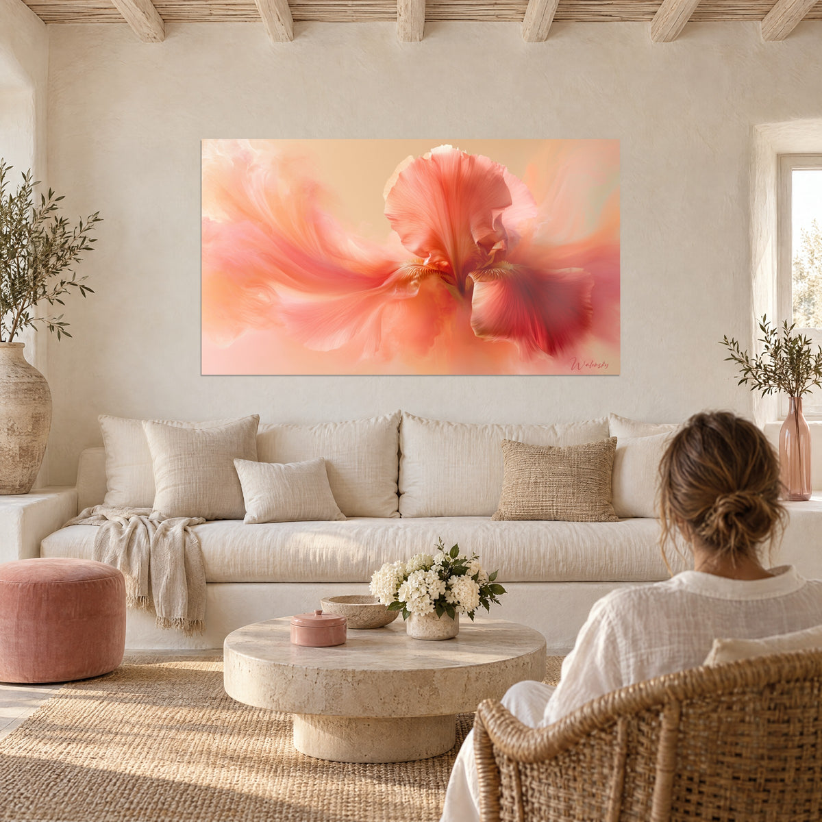 Cuadro flor de iris coral con pétalos fundidos, tonos melocotón y rosa, velo satinado, sobre un sofá en un salón luminoso