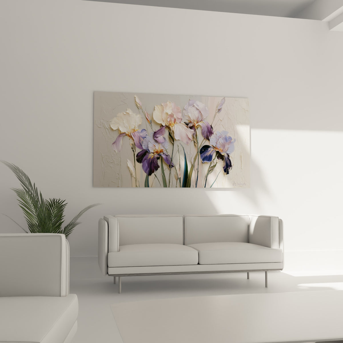 Fleurs d'iris violet profond et rose poudré, disposées au-dessus d'un canapé dans un salon lumineux