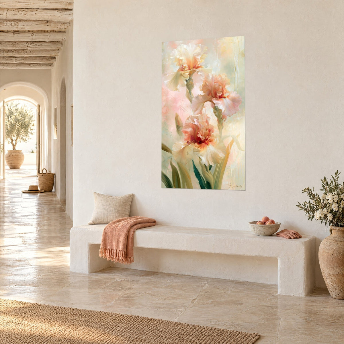 Quadro con fiori di iris crema e corallo a ventaglio su sfondo verde acqua, appeso alla parete di un corridoio a volta, panchina di pietra bianca