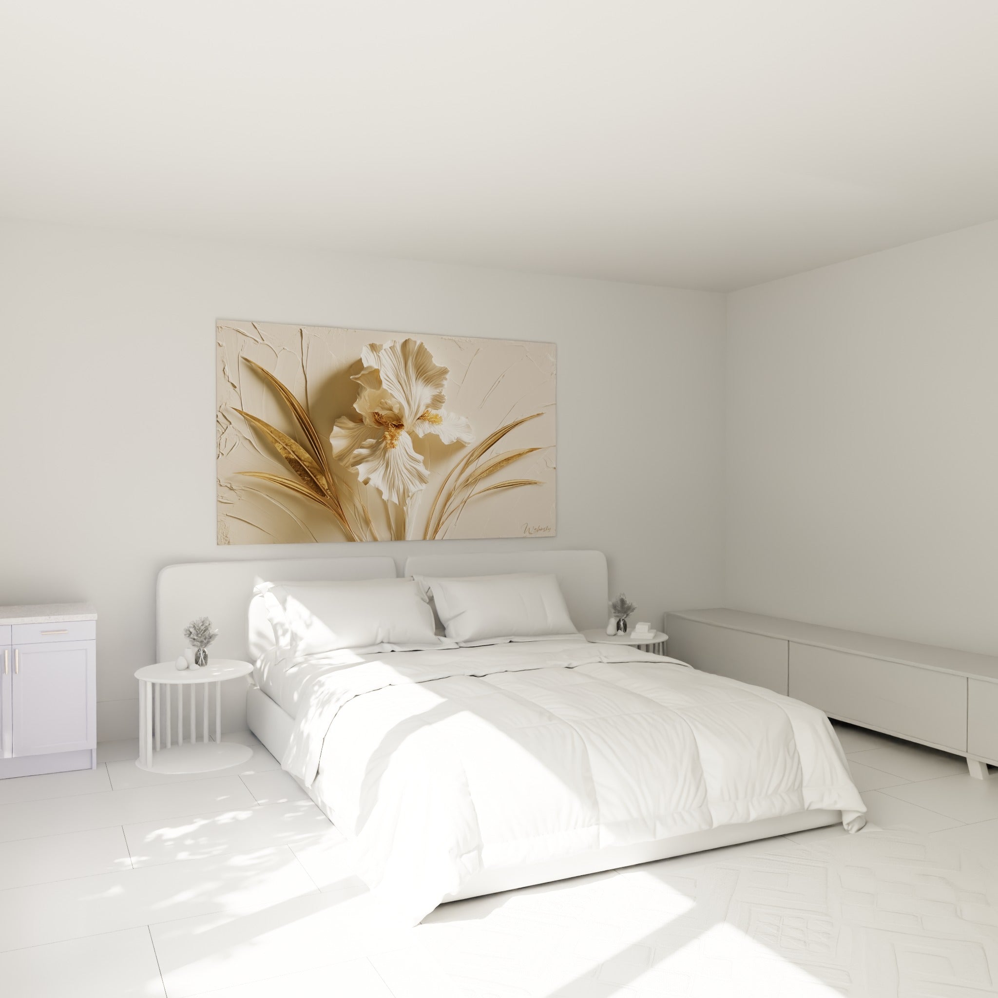 Fleur d'Iris ivoire et dorée en relief, accrochée au-dessus d'un lit dans une chambre claire