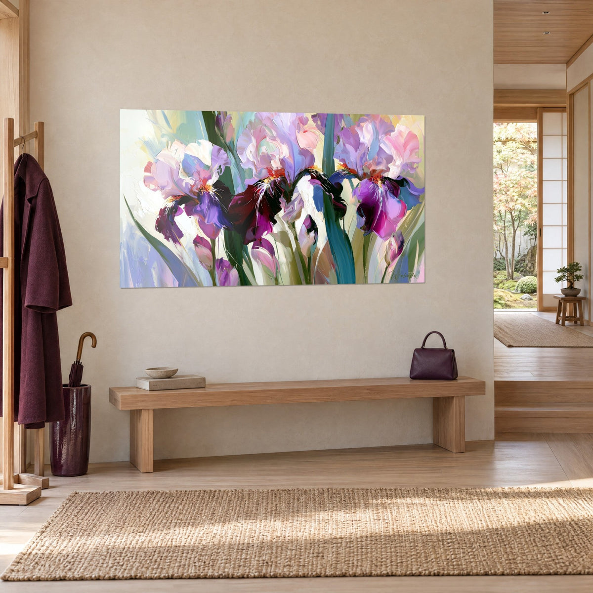 Quadro di fiori d'iris in pittura spessa, barbe zafferano, petali viola e bordeaux, steli verde acqua, su una parete beige di corridoio