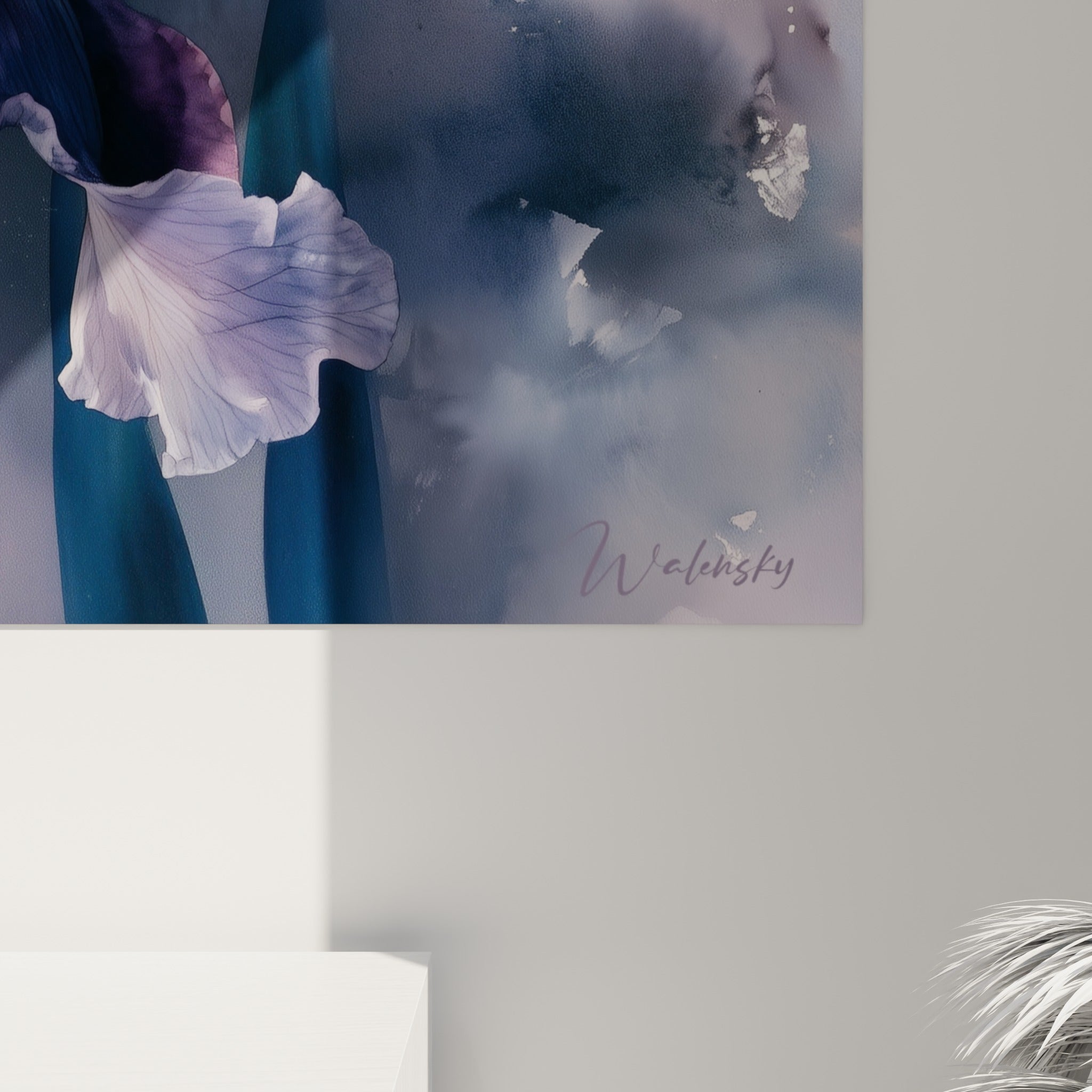 Détail des pétales blancs et mauves de l'iris révélant la texture aquarelle et les nuances ocre