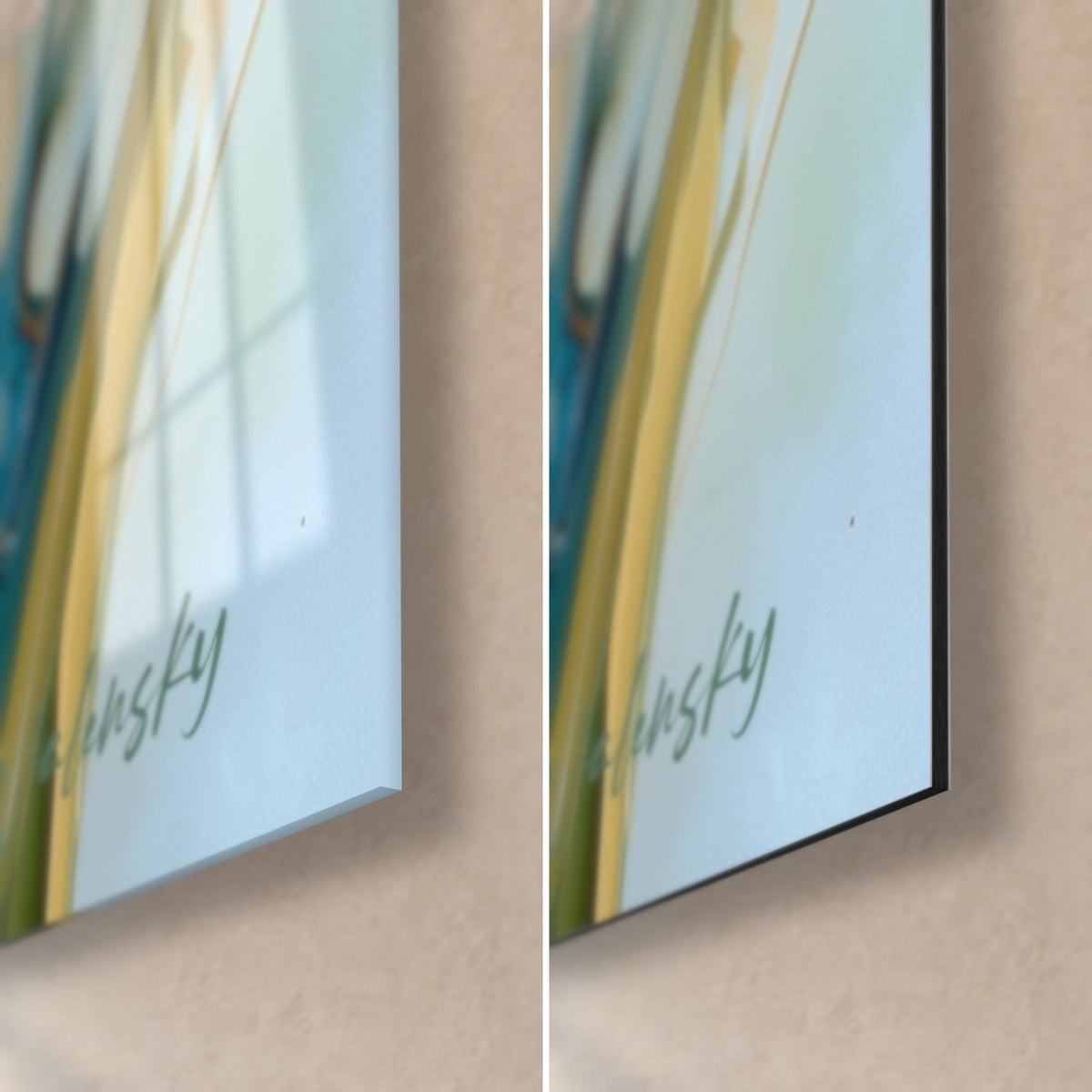 Gemälde mit elfenbein- und rosafarben gewellten Iris, blaugrünen Stängeln, unten rechts glänzendes Glas, das das Fenster spiegelt, und mattschwarzes Dibond