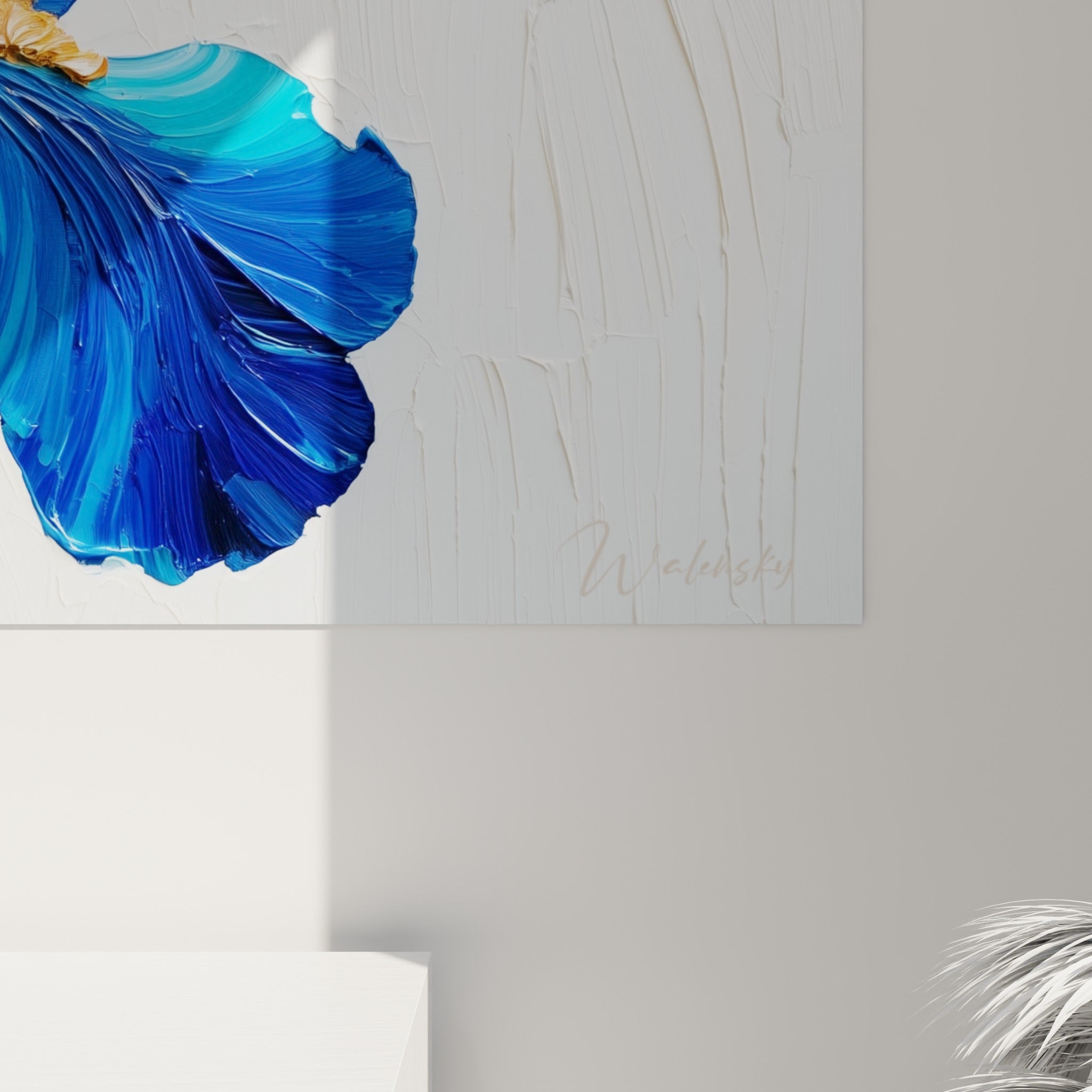 Empâtements épais et coulures bleu profond se mêlant au doré sur la fleur d'iris peinte au couteau
