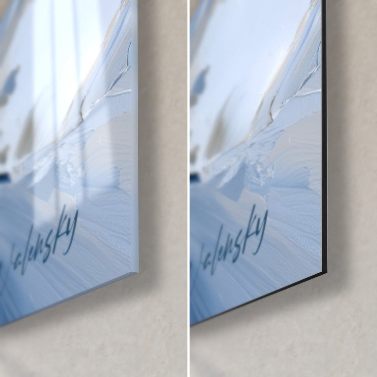 Quadro fiore a volute blu navy e bianco, angolo in basso a destra, firma Walensky, vetro lucido a sinistra, Dibond nero opaco a destra