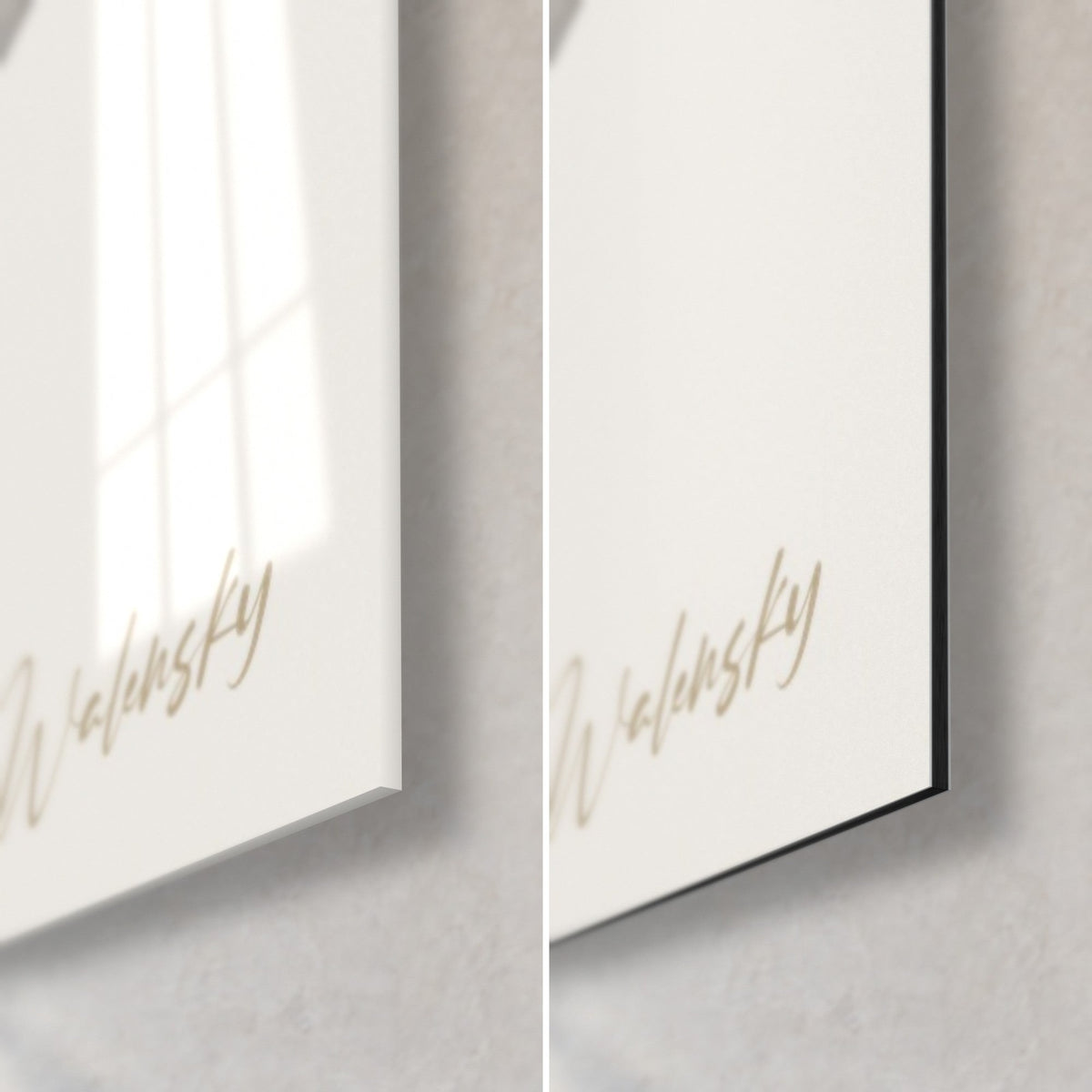 Schilderij met ivoorkleurige irissen en goud, rechtsonder: glanzend glas met reflecties links, mat zwart Dibond en fijne rand rechts