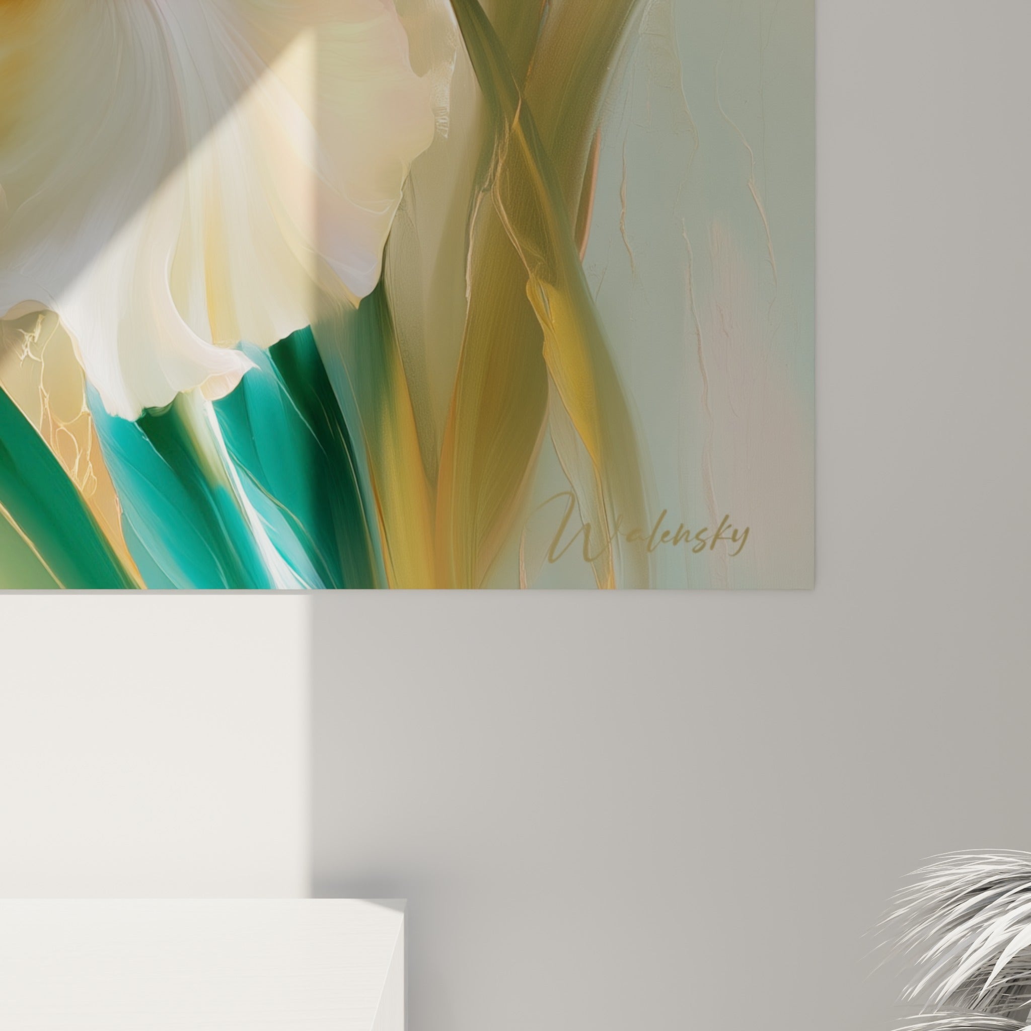 Empâtements de peinture sur les pétales pêche et crème, coulures dorées et grain visible de la toile