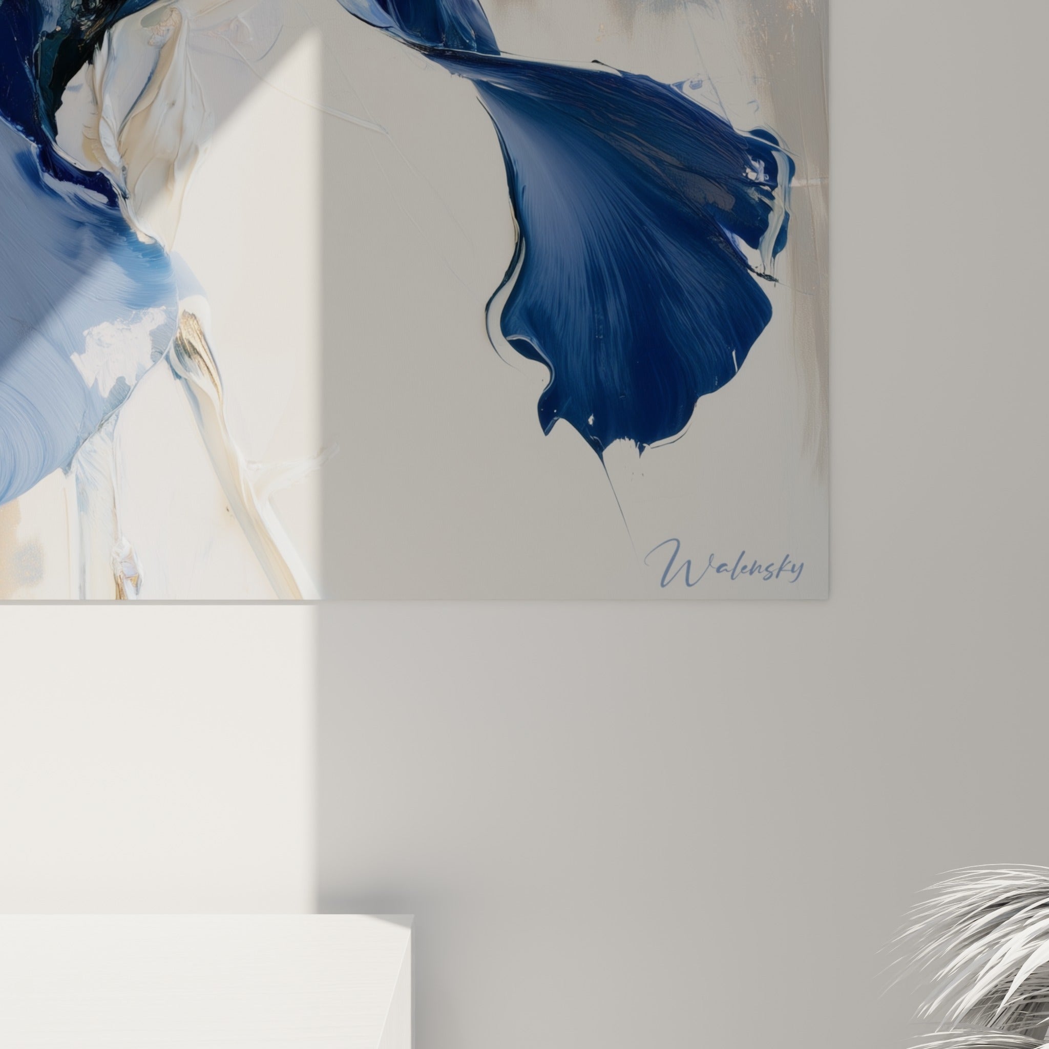 Détail des empâtements bleu marine et dorés de l'iris, grain de peinture visible, coulures fines et texture picturale