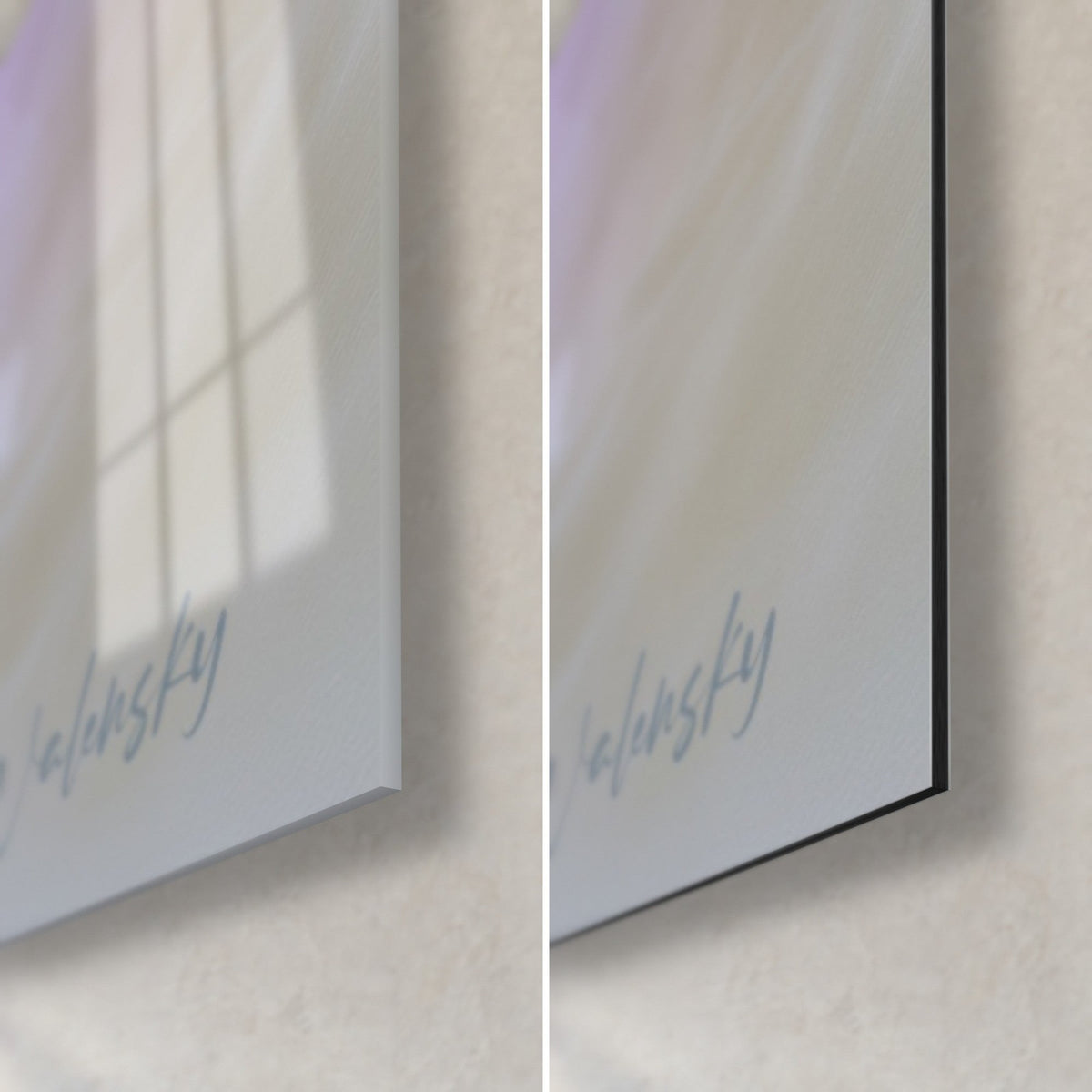 Schilderij van een witte irisbloem gesigneerd door Walensky, signatuur rechtsonder: glanzend acrylglas links, mat zwart Dibond rechts