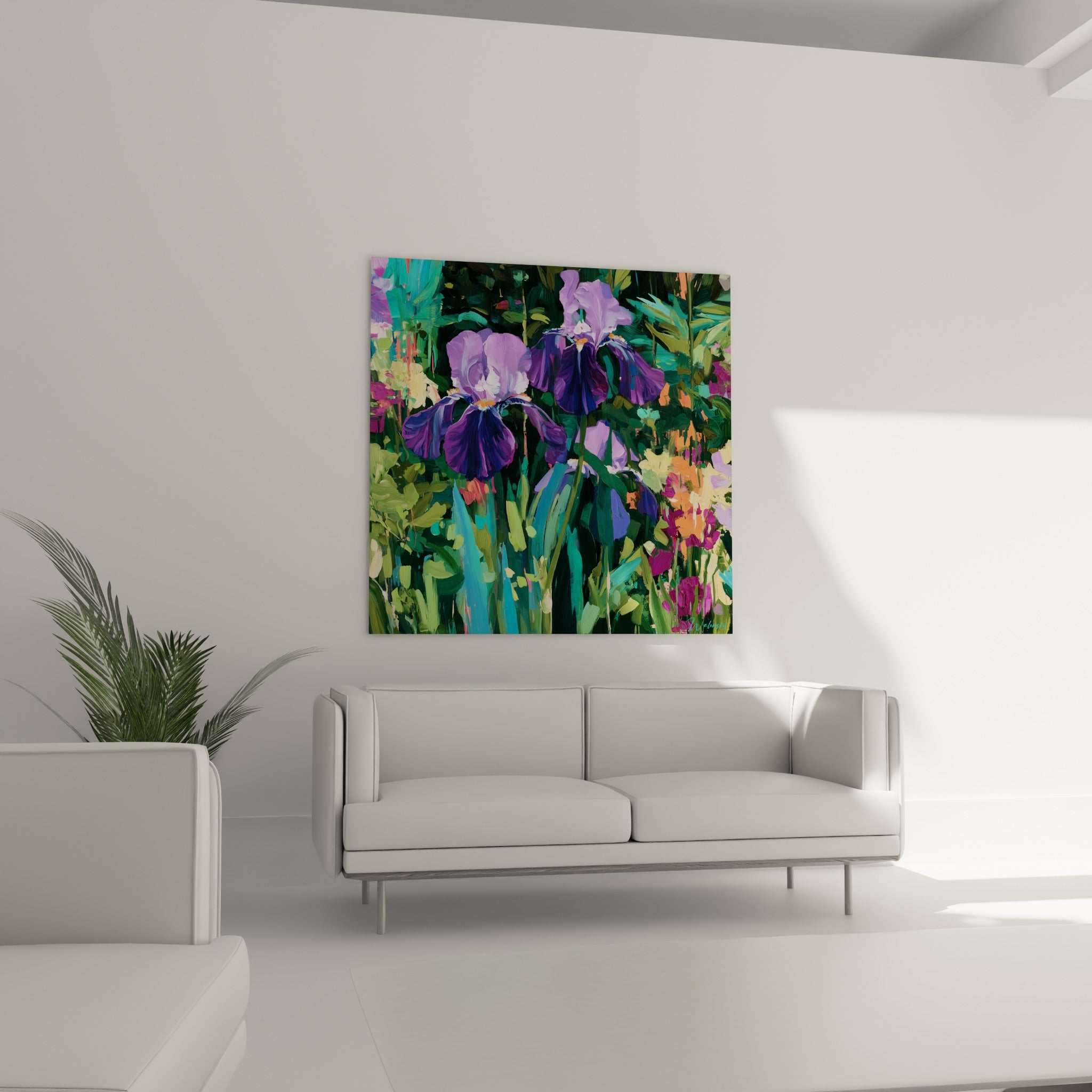Fleurs d'iris violettes et turquoise dominent au-dessus d'un canapé dans un salon lumineux