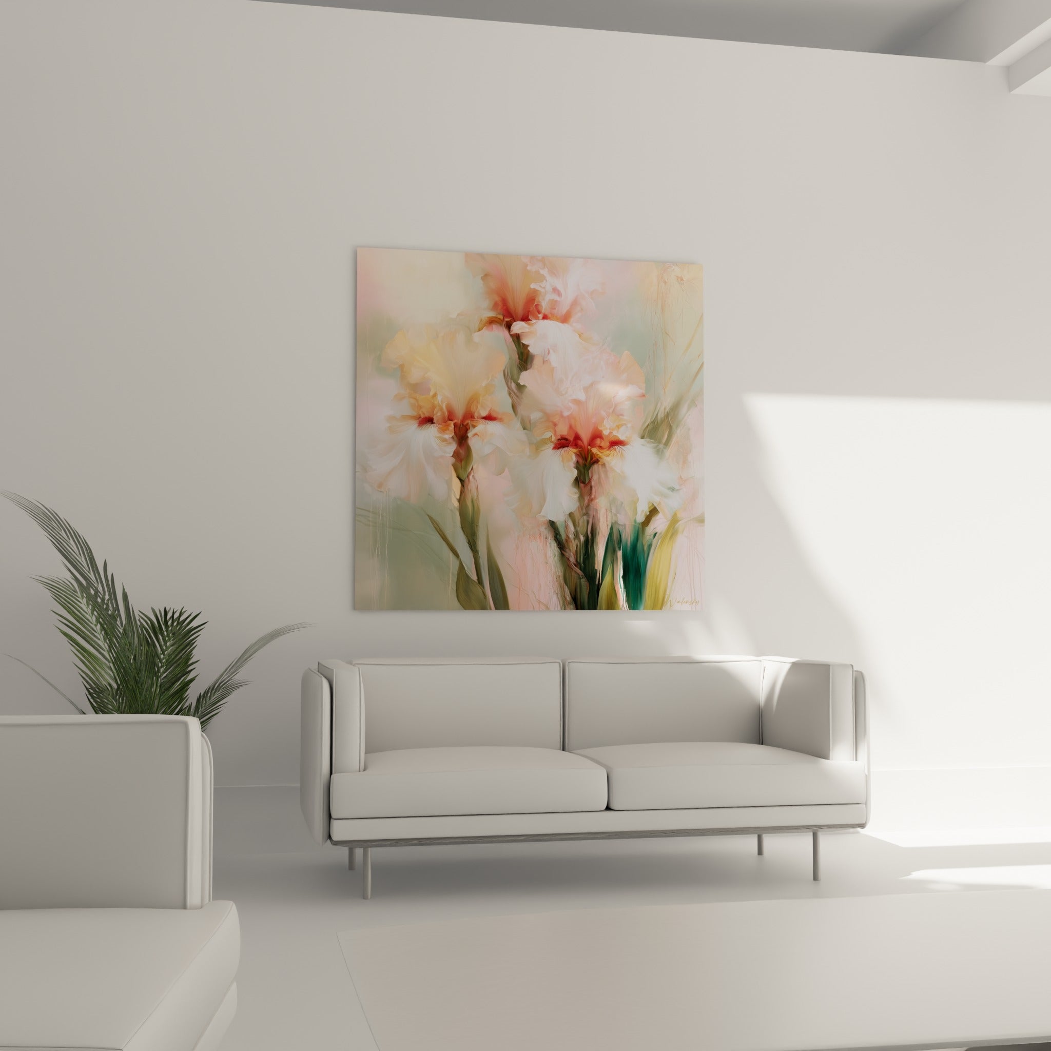 Bouquet d'iris pêche et blanc aux tiges vertes fluides, suspendu au-dessus d'un canapé dans un salon lumineux