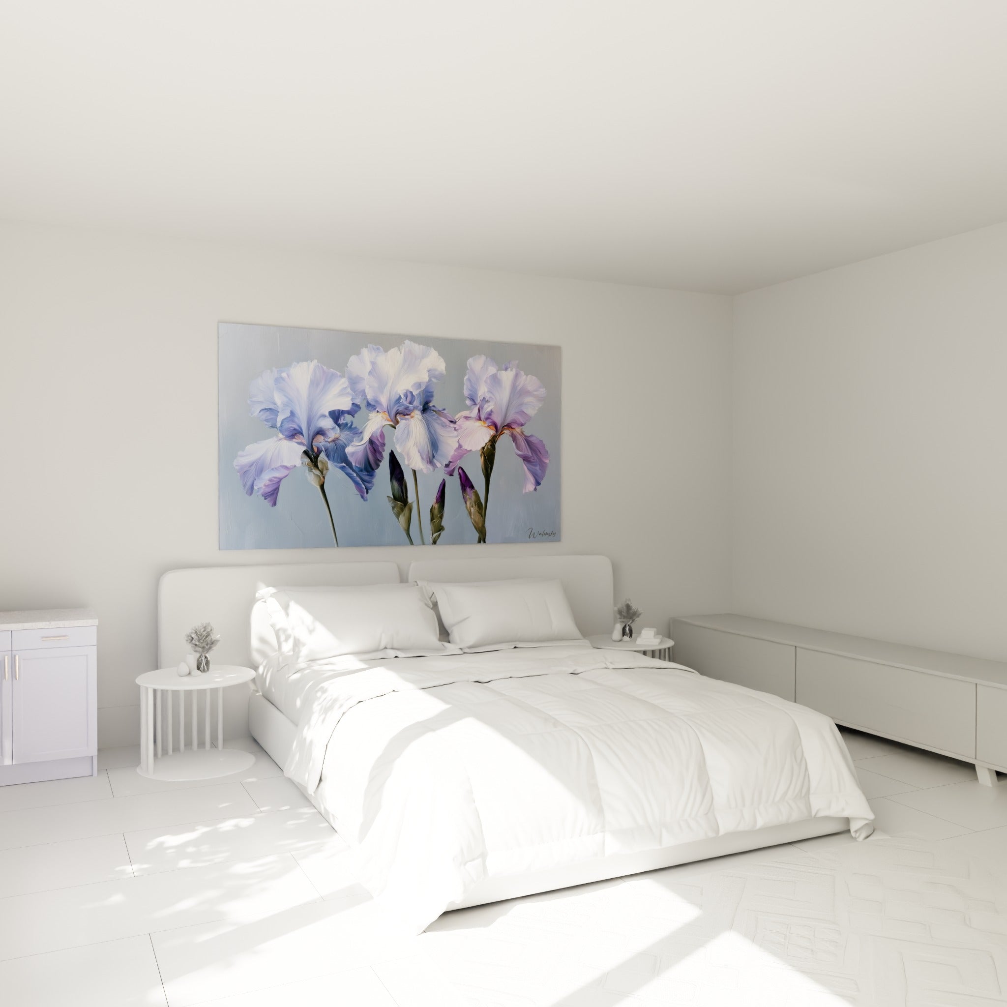 Fleurs d'iris violettes et blanches suspendues au-dessus d'un lit dans une chambre claire