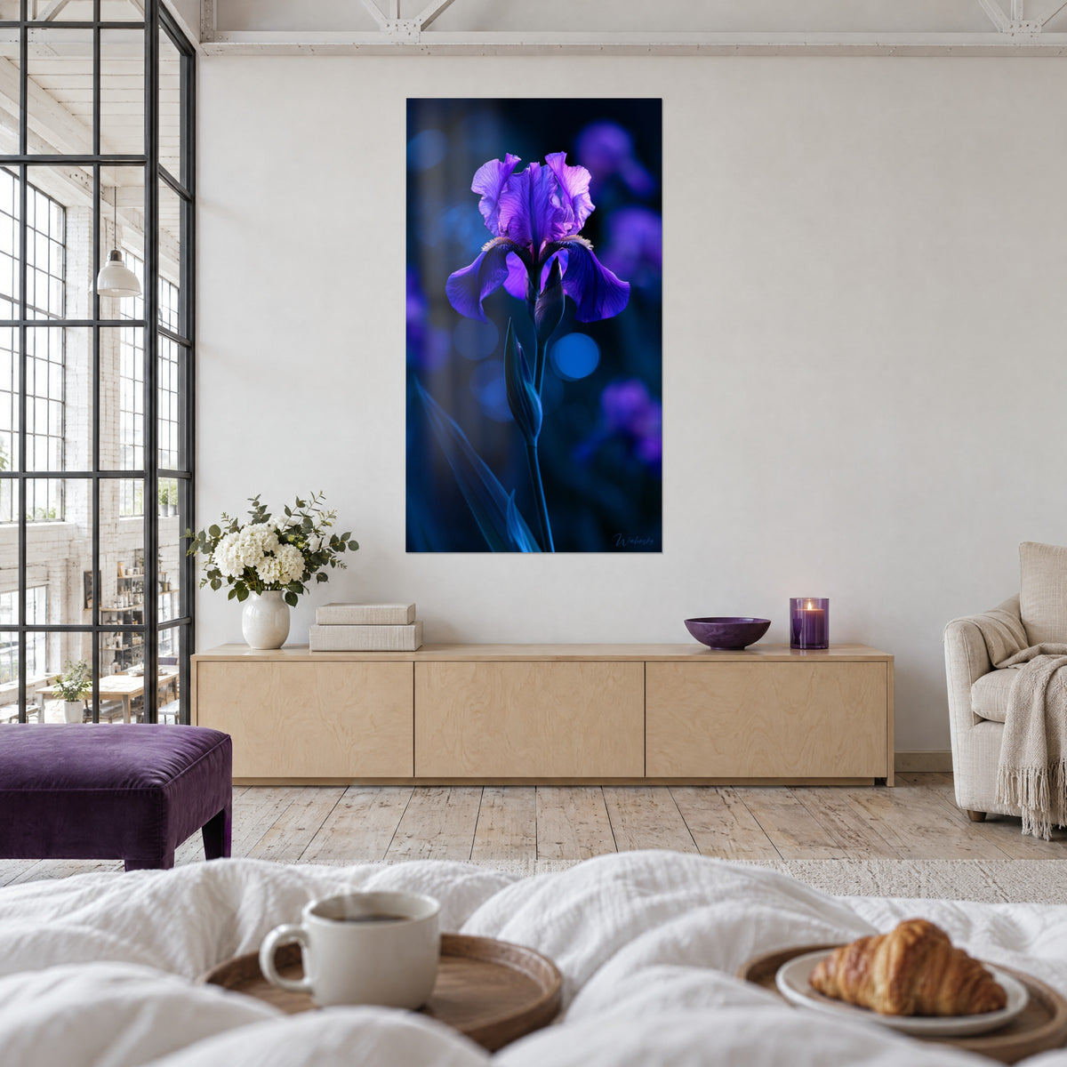 Cuadro Tallo floral púrpura y azul marino, pétalos venados y luz suave, encima de una cama en un dormitorio luminoso