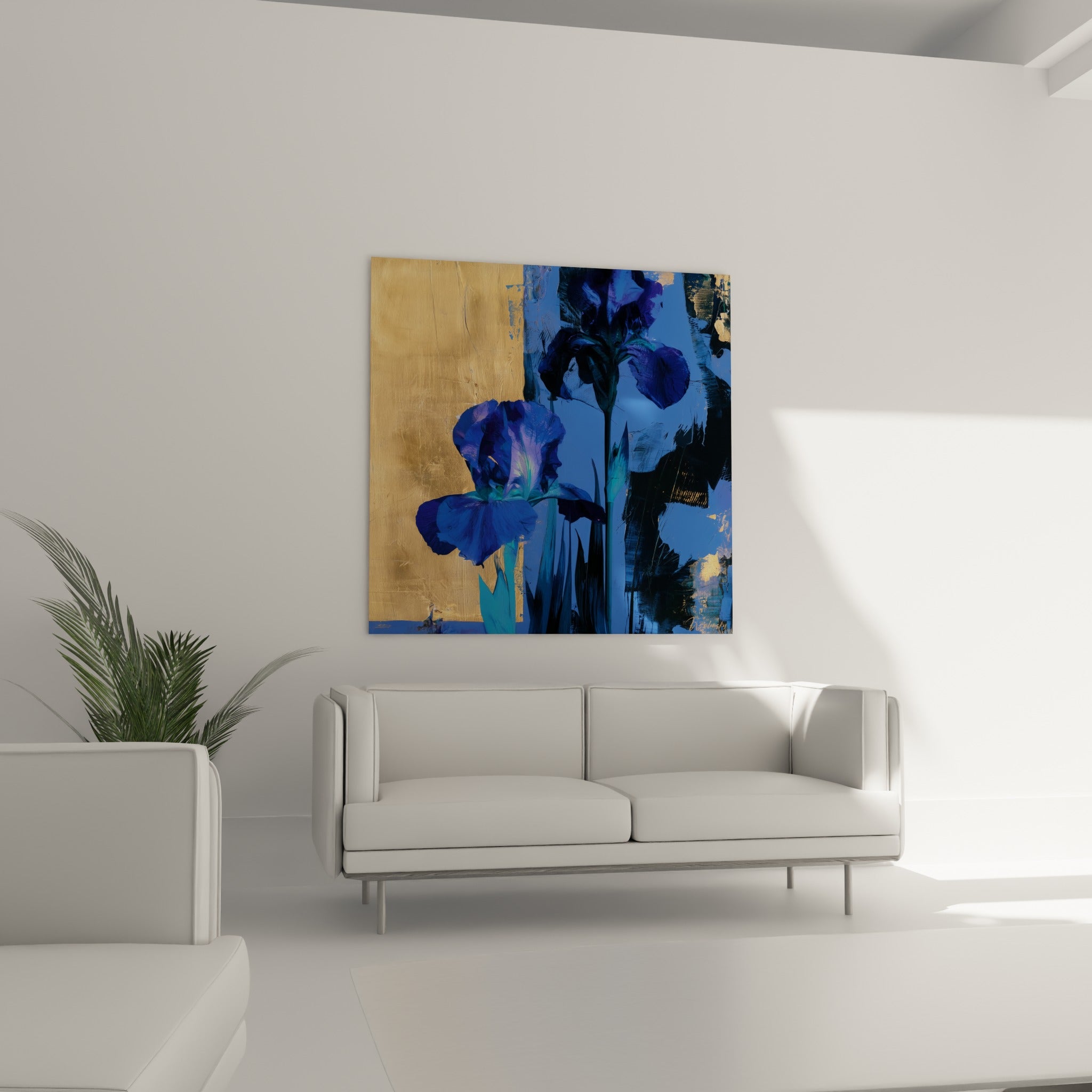 Composition d'iris bleu profond et doré patiné, au-dessus d'un canapé dans un salon lumineux