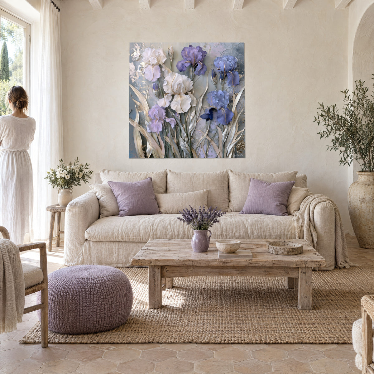 Gemälde weiße Iris mit gesäumten Blütenblättern und lavendelblauen Blütenkelchen in Relief, silbrige Blätter, über einem Sofa in einem hellen Wohnzimmer