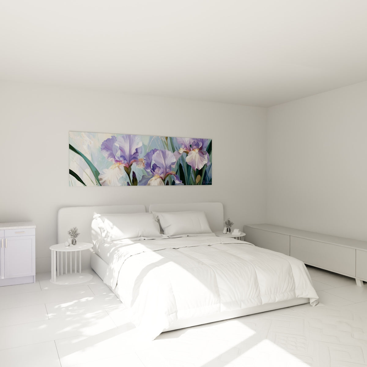 Trois iris violets aux cœurs dorés accrochés au-dessus d'un lit dans une chambre claire