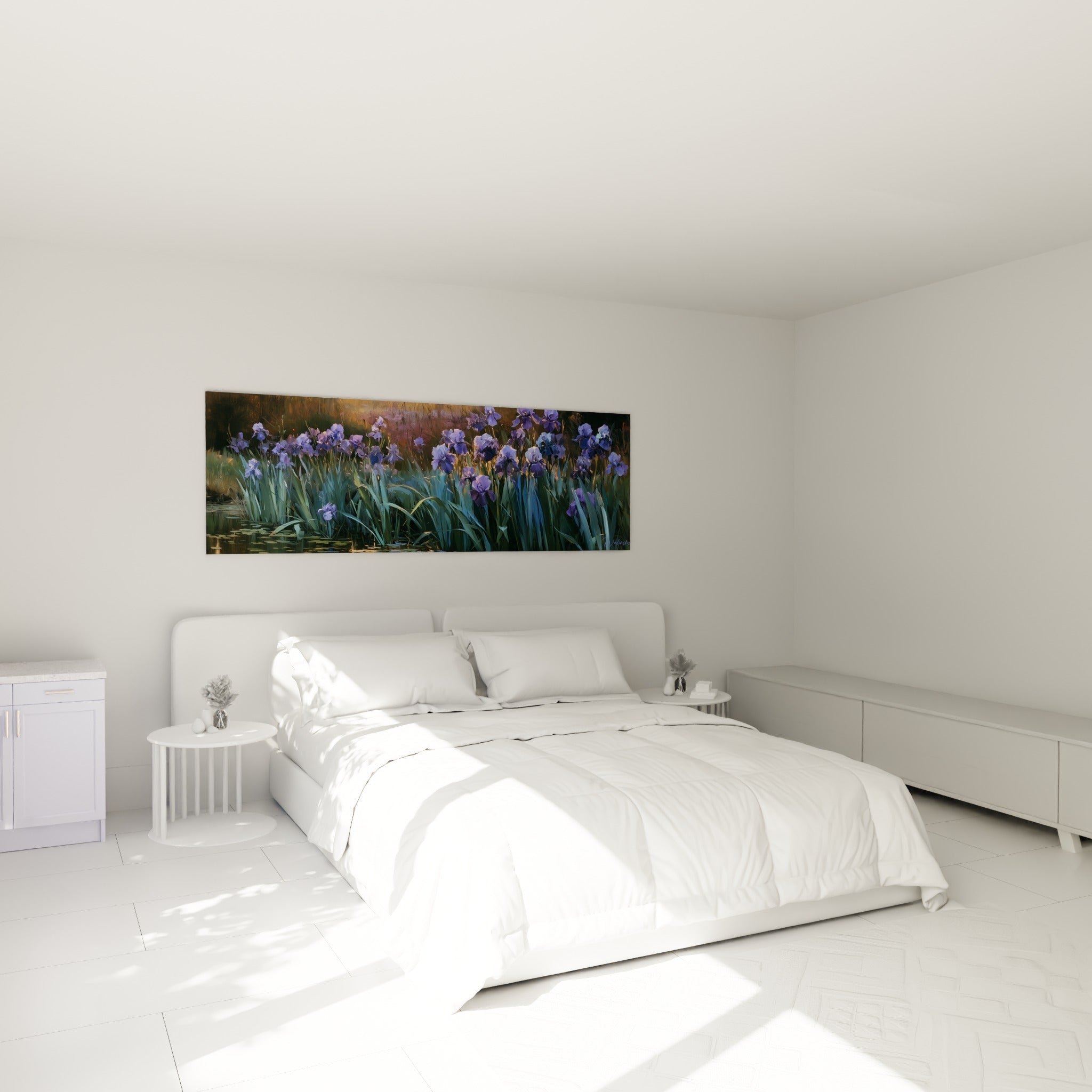 Fleurs d'iris mauve et vert sauge disposées au-dessus d'un lit dans une chambre claire