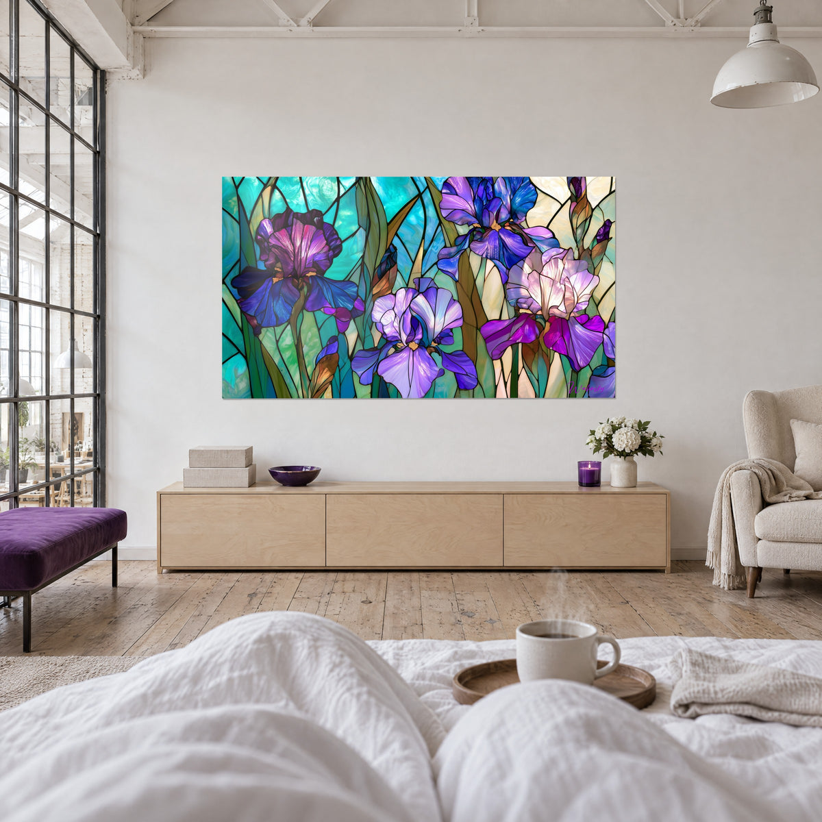 Cuadro ramo de iris malvas y azules sobre fondo de vitral turquesa, dos personas de espaldas, encima de una cama en un dormitorio luminoso
