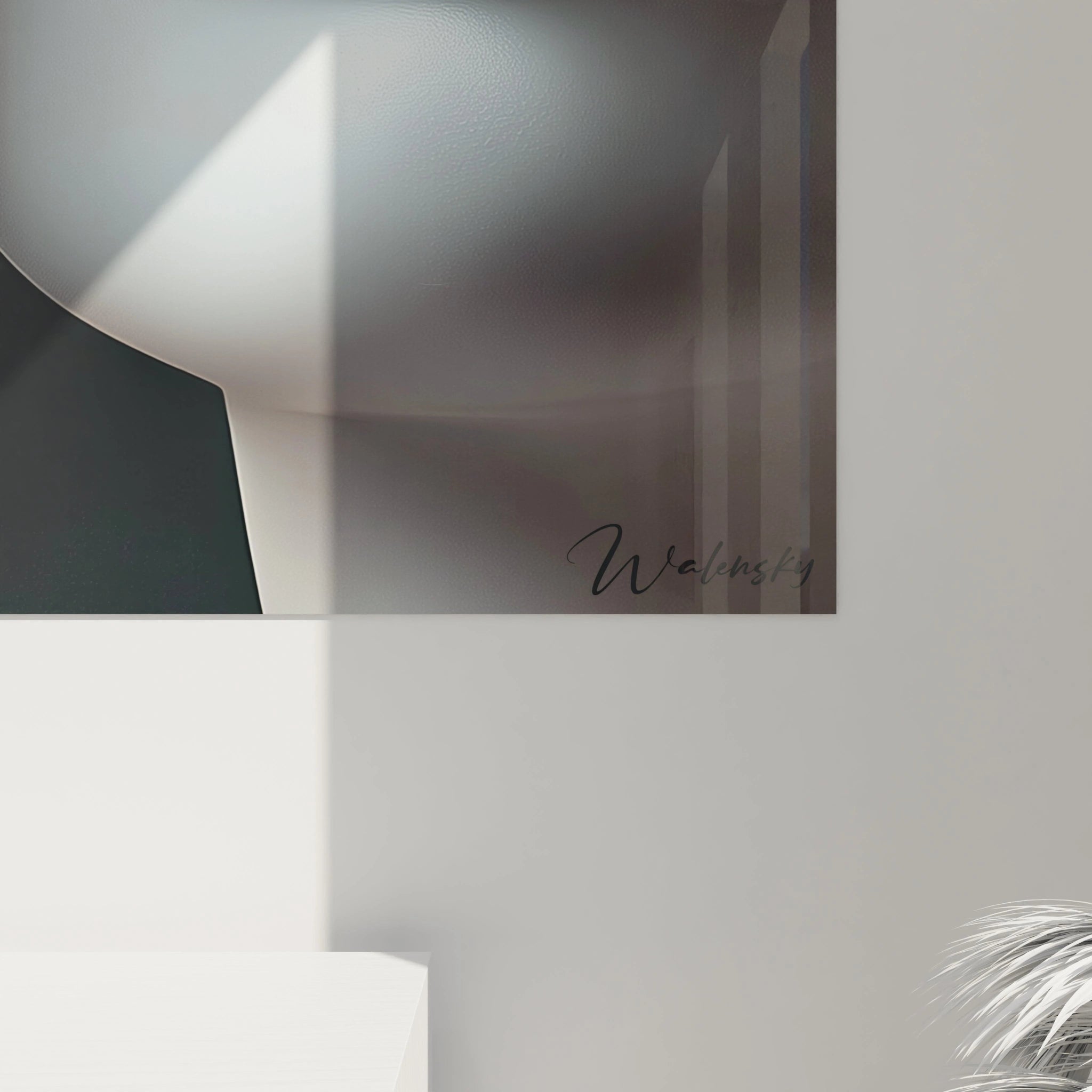 Un tableau fleur visage mêlant réalisme et poésie visuelle, présentant une femme aux lèvres métallisées qui se métamorphose en fleur immaculée aux étamines dorées, avec un jeu subtil de textures striées et de surfaces lisses.