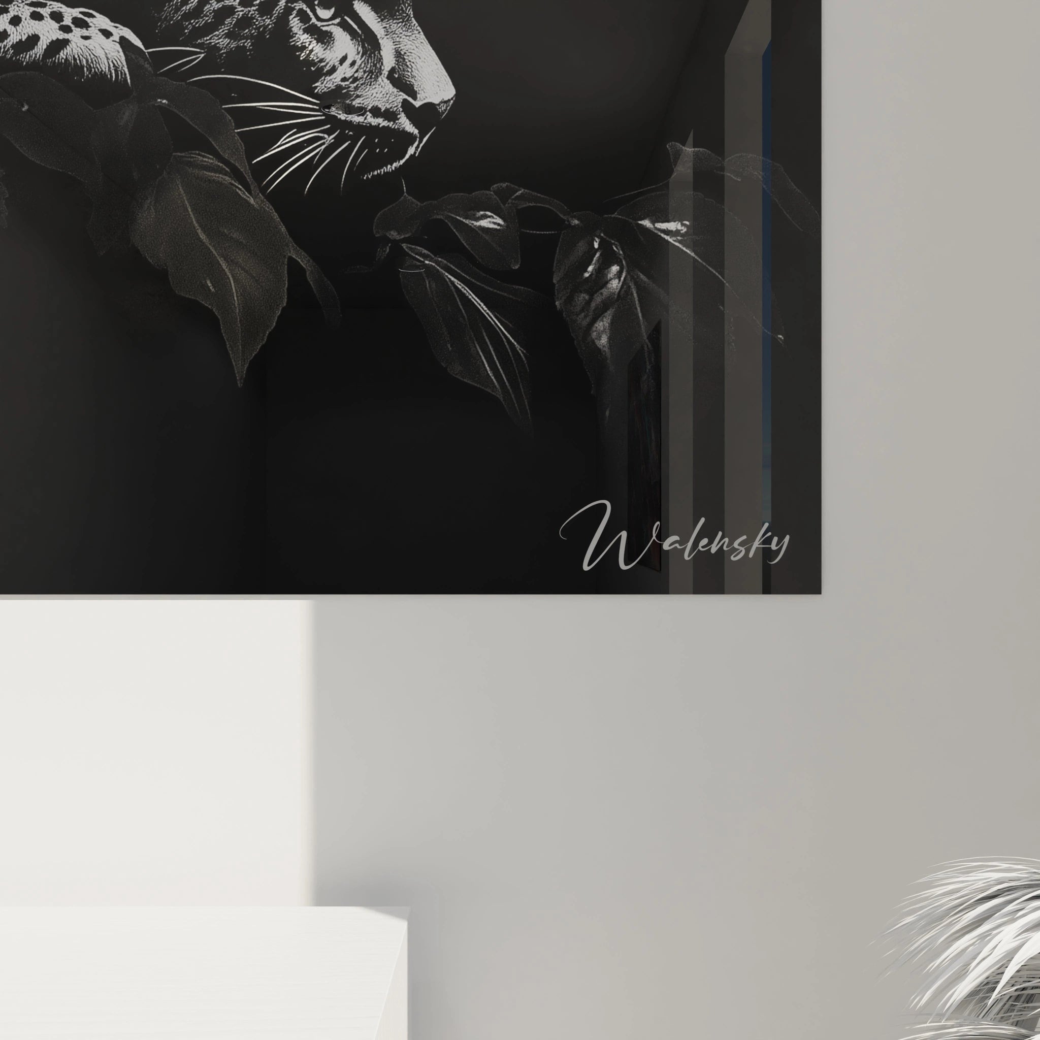 Un tableau jaguar monochrome présentant un félin en chasse parmi des feuilles tropicales. Le traitement en clair-obscur souligne chaque détail du pelage tacheté et des traits félins, créant un effet dramatique avec des contrastes saisissants en noir et blanc.