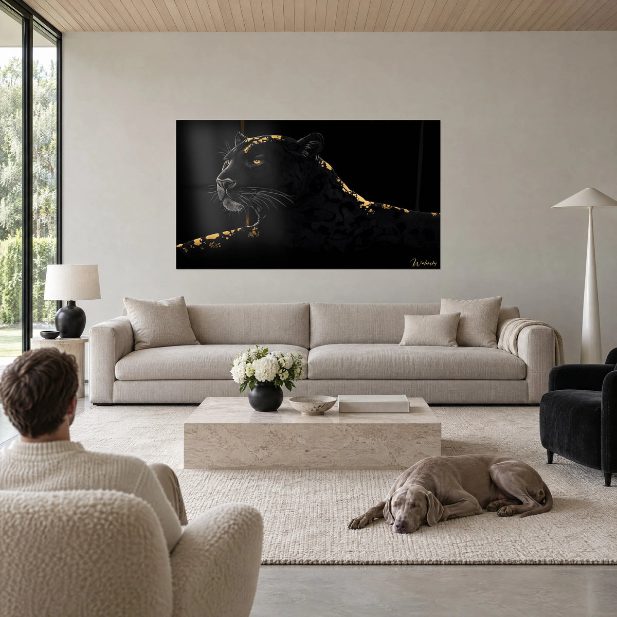 Quadro giaguaro nero dallo sguardo ambrato, macchie dorate sulla spalla, pelo inciso in fini tratteggi, appeso sopra un divano in un soggiorno luminoso