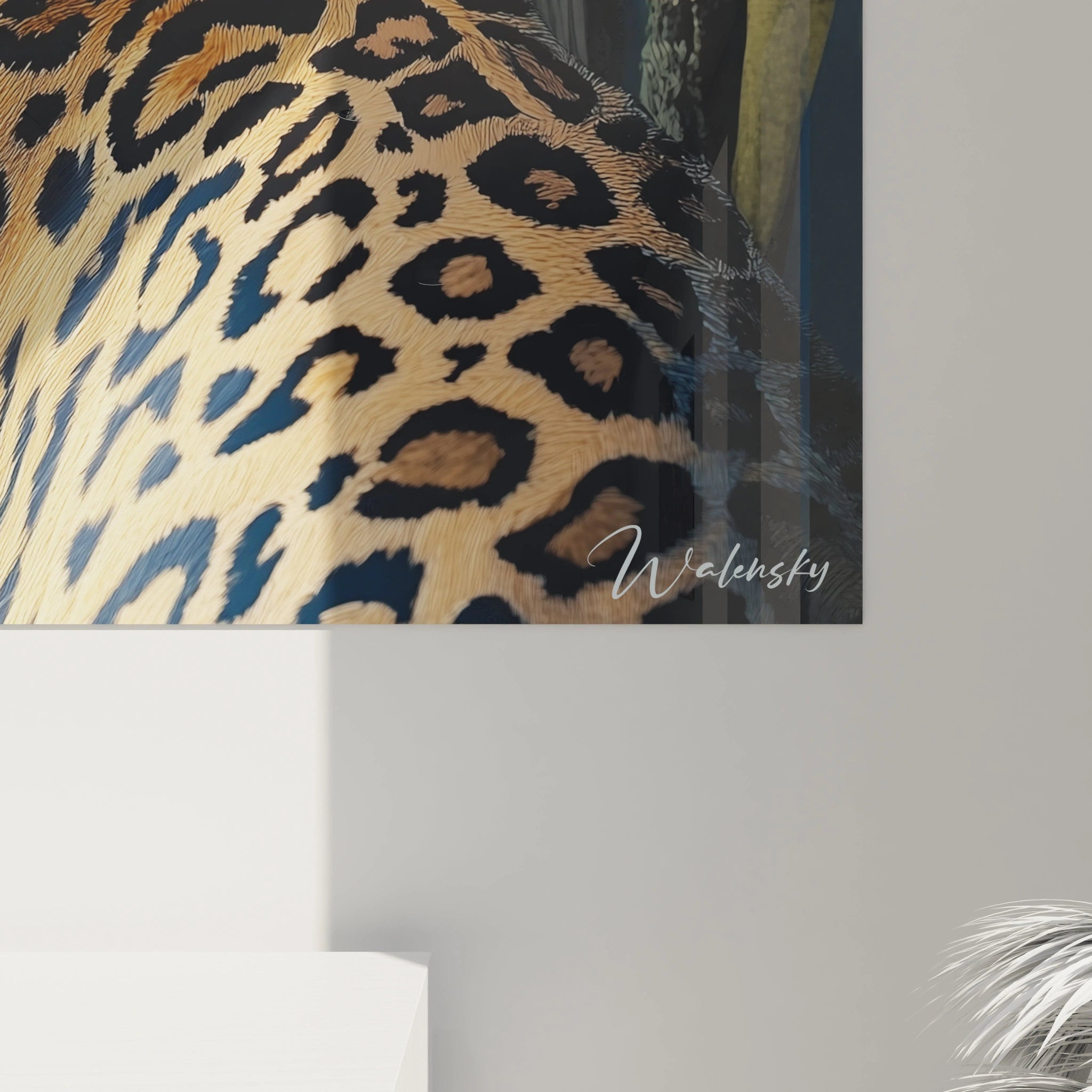 Tableau jaguar au style réaliste présentant un félin tacheté vu de profil, détails minutieux des vibrisses blanches et du pelage doré aux motifs noirs distinctifs, fond atmosphérique bleu intense suggérant la jungle mystérieuse.
