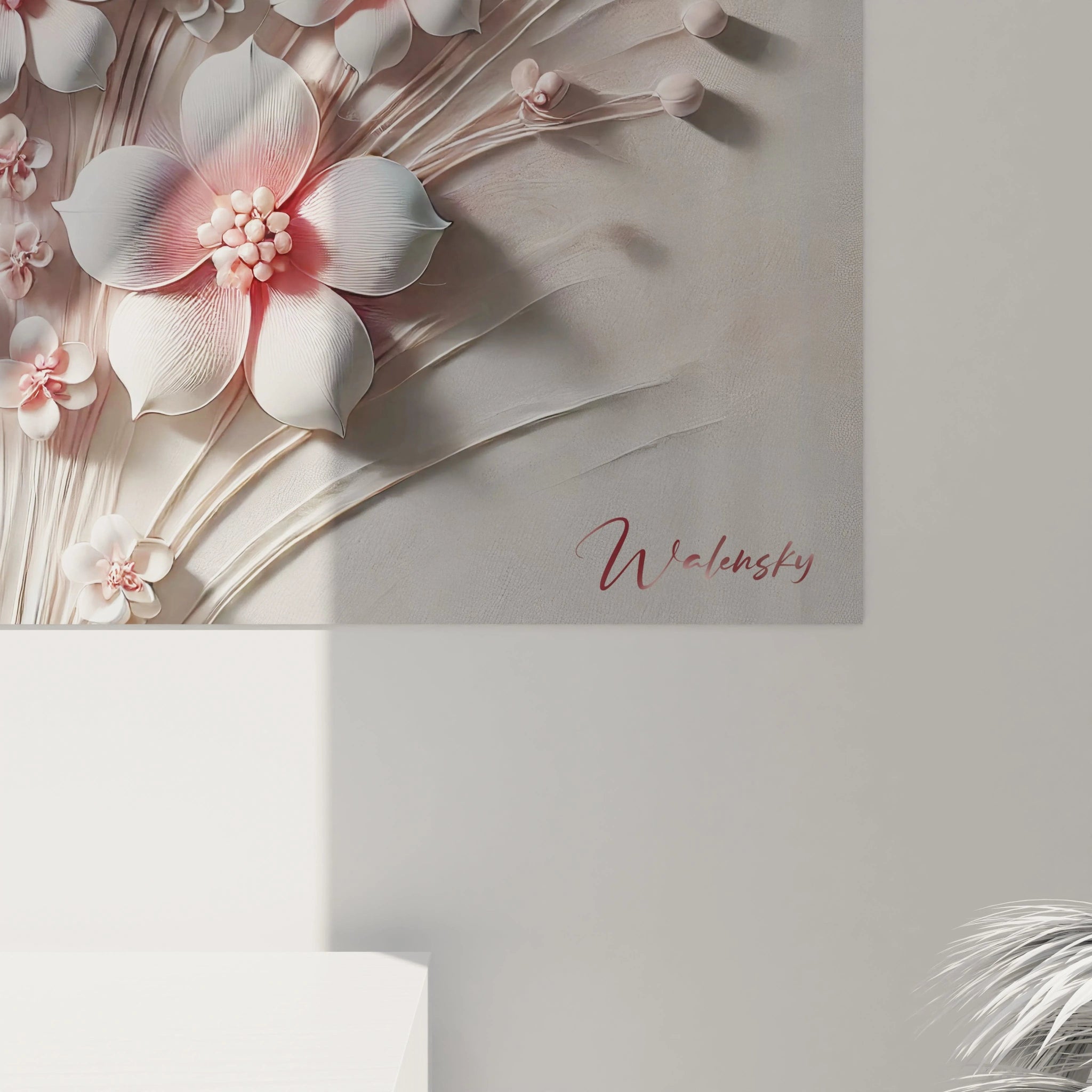 Gros plan sur les fleurs en relief du tableau "Jardin de Porcelaine". Les pétales sculptés offrent un effet tridimensionnel captivant, accentuant la délicatesse des nuances rosées.