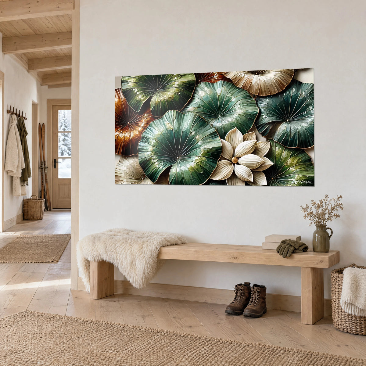 Schilderij met gelakte lotusbladeren in dennengroen en amber, crèmekleurige bloem met gouden hart, boven een bank in een lichte houten hal