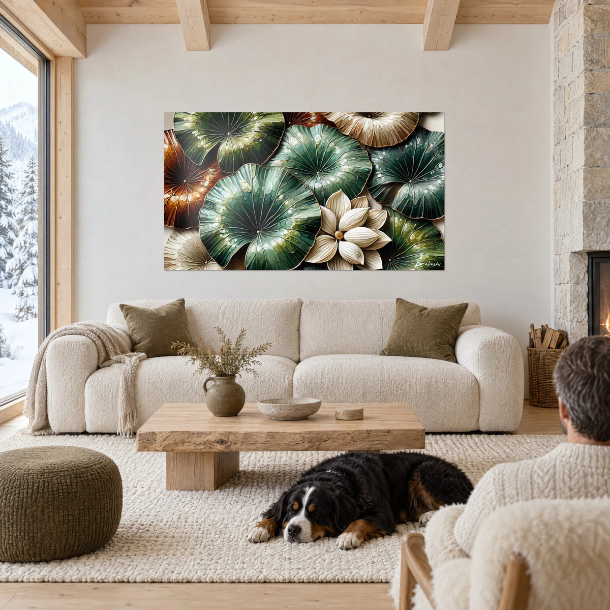 Schilderij met reusachtige waterlelieblaadjes in smaragdgroen en koper, met dauwdruppels, zwarte hond liggend, boven een bank in een lichte woonkamer