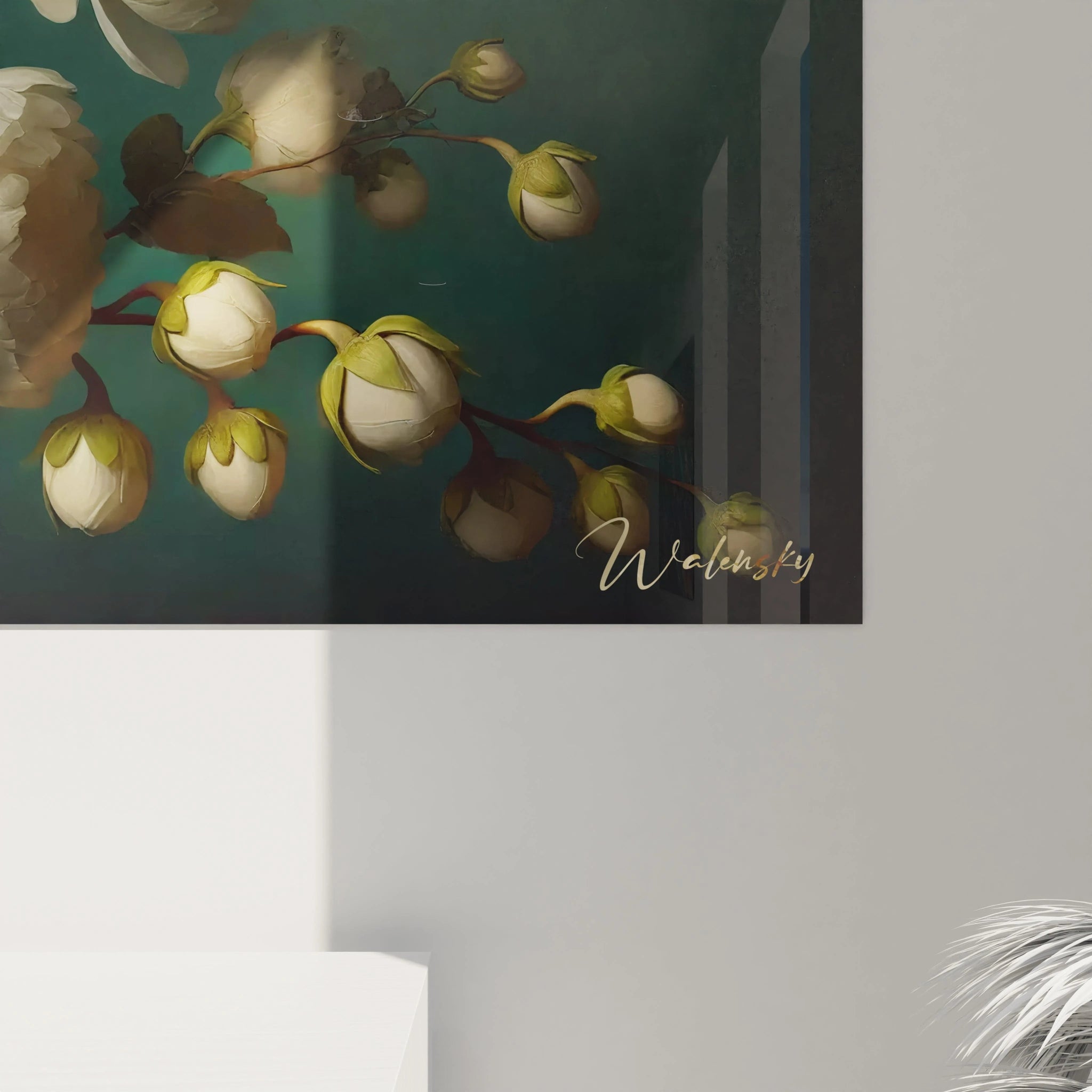 Vue rapprochée de ce tableau perroquet dévoilant les détails fins des plumes et pétales. Chaque nuance de couleur ressort subtilement, offrant un aperçu artistique riche et captivant pour les amateurs d’art.