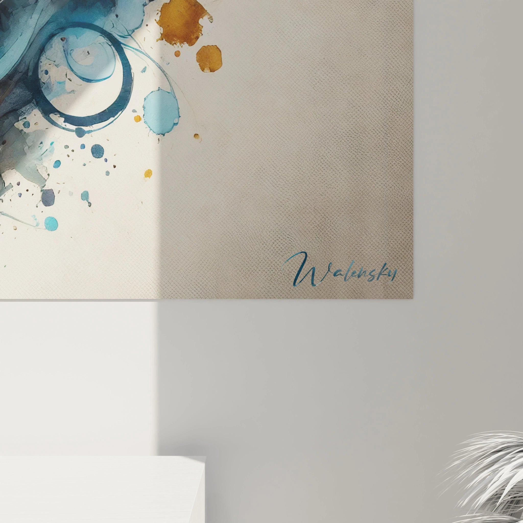 Gros plan sur les éclaboussures et textures de ce tableau abstrait, révélant les détails vibrants du saxophone et des couleurs chaudes.