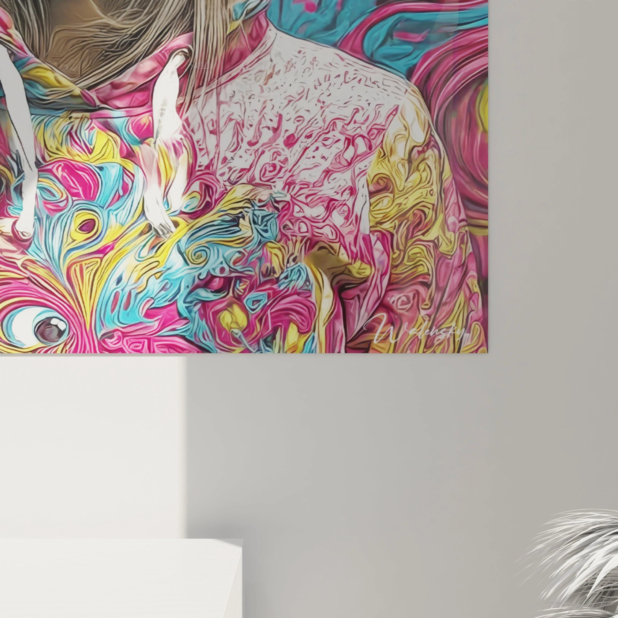 Tableau jeune femme art fluide aux couleurs vives et formes abstraites sur mur décoratif