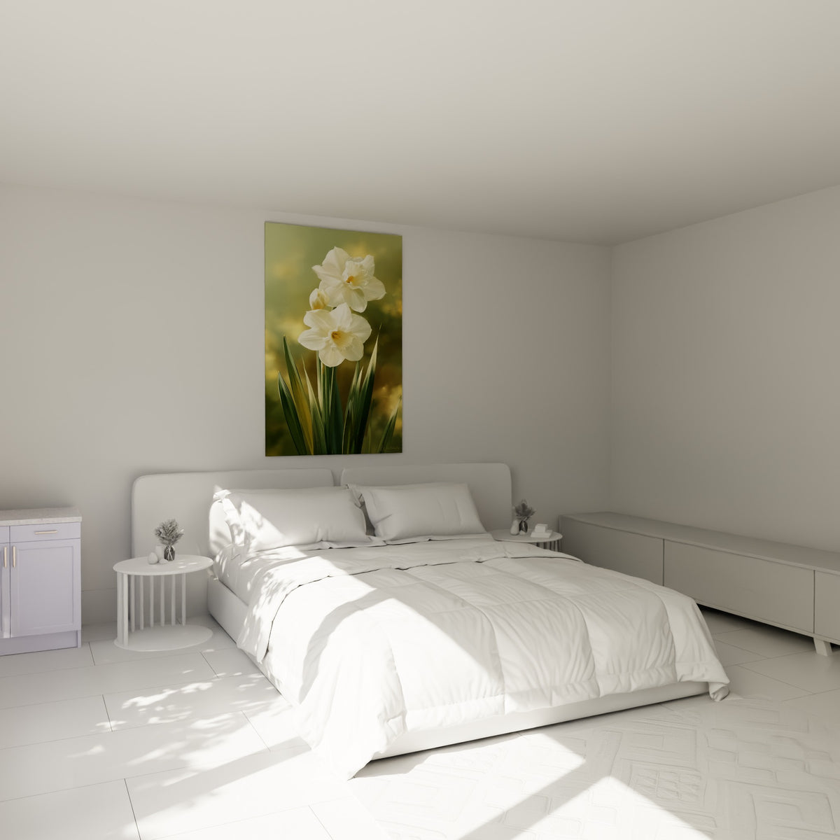 Fleurs de jonquille blanches et dorées disposées au-dessus d'un lit dans une chambre claire