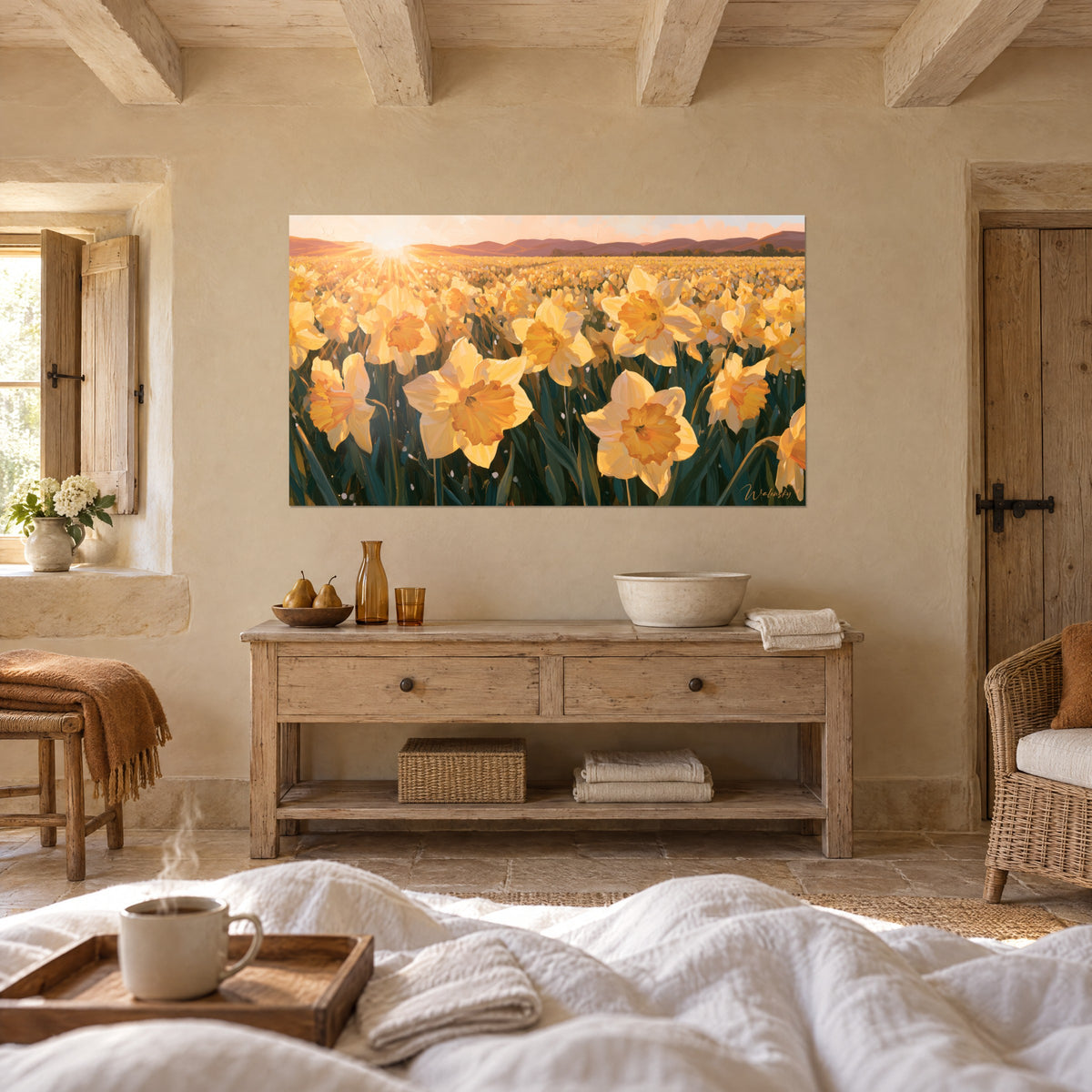 Schilderij bloeiende narcissen in amberkleuren onder zonnestralen, paarse contouren en roze hemel, boven een bed in een lichte slaapkamer