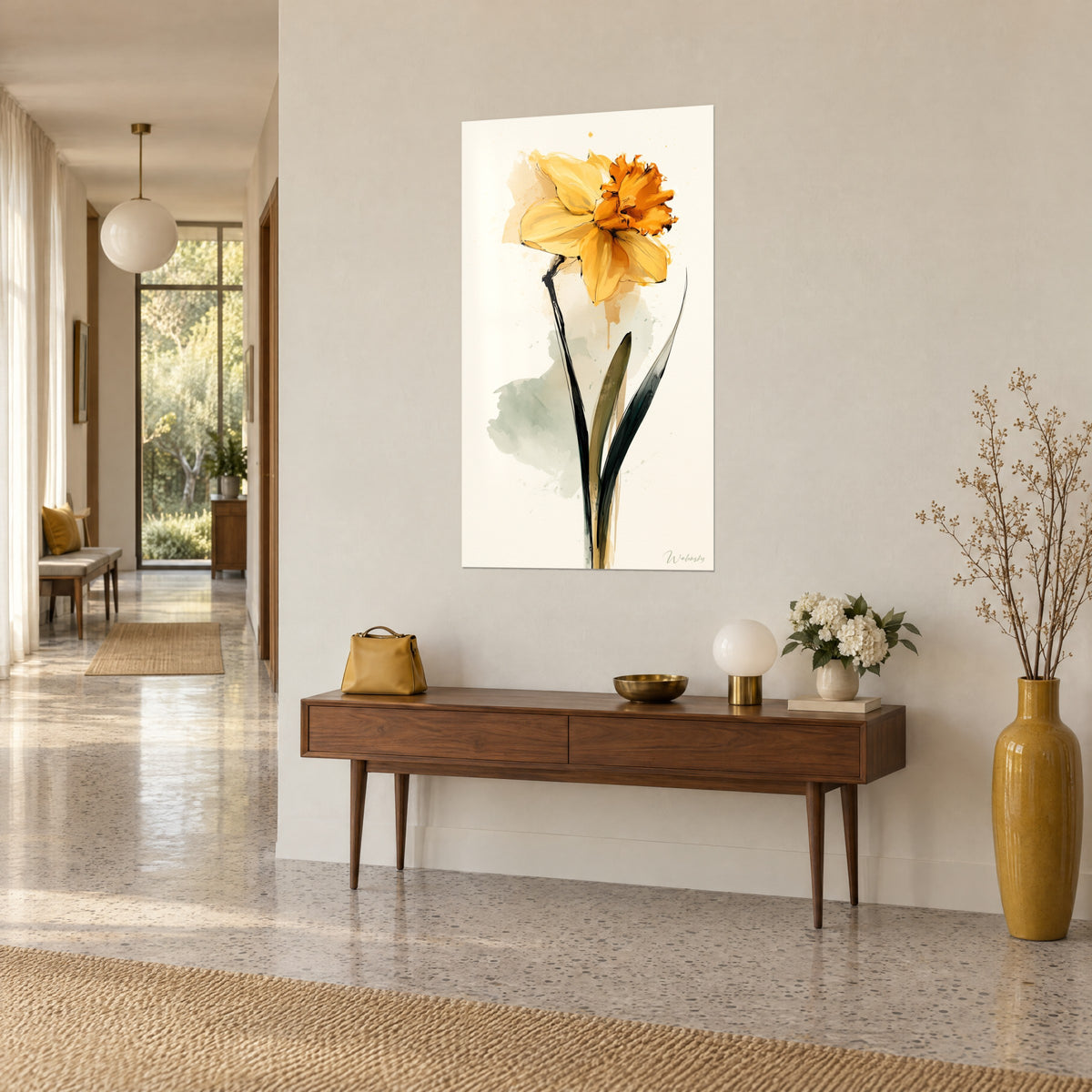 Quadro fiore di narciso con petali ocra dorata e tromba arancione, lungo stelo nero, corridoio e consolle, vista di tre quarti