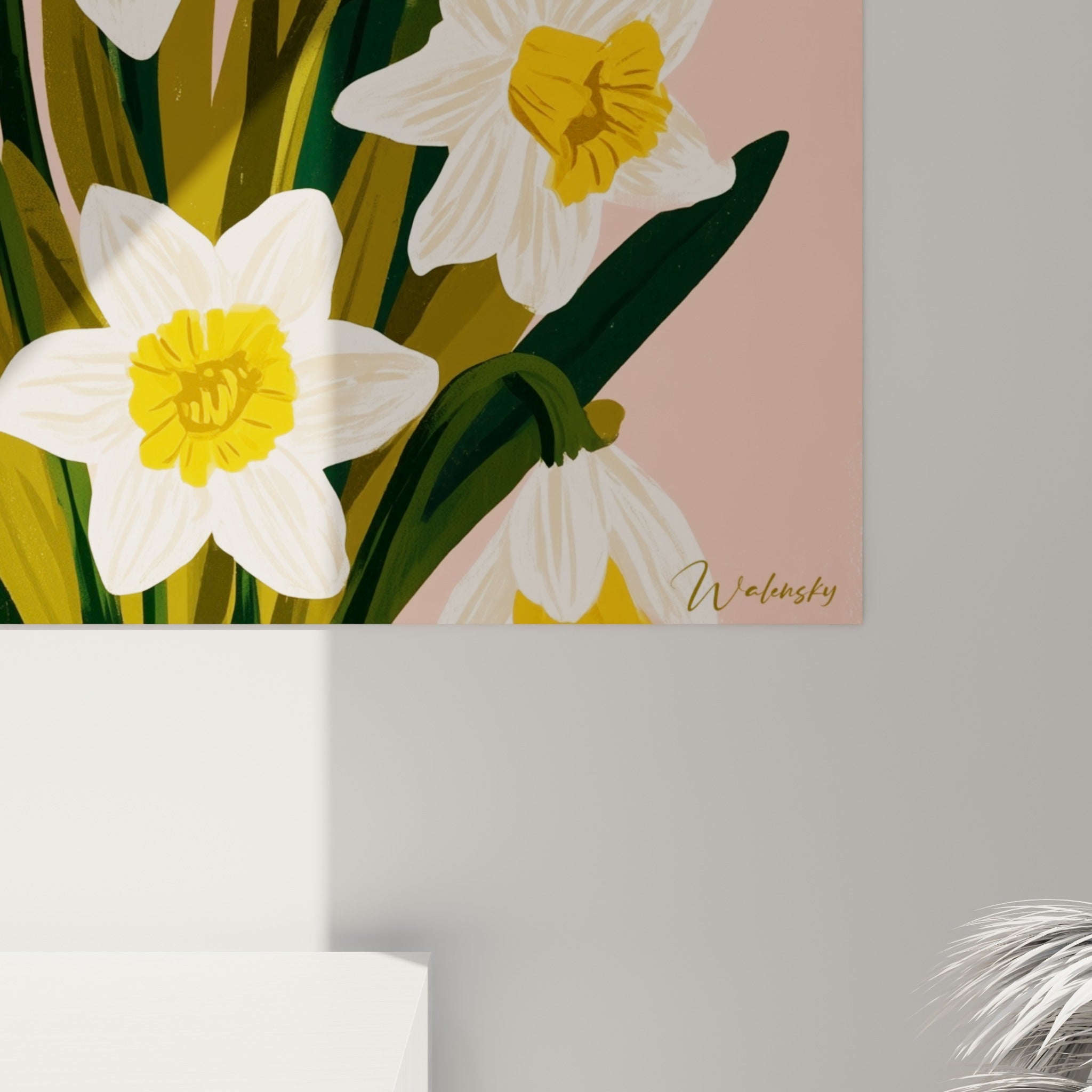 Détail des pétales blanc crème et du cœur jaune safran d'une jonquille, texture peinte et fond rose
