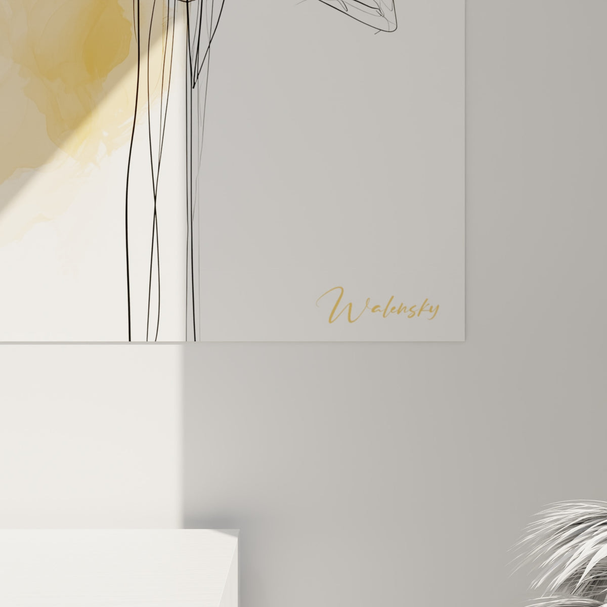 Grain de l'aquarelle dorée et traits de crayon noir se mêlant sur les pétales de la jonquille