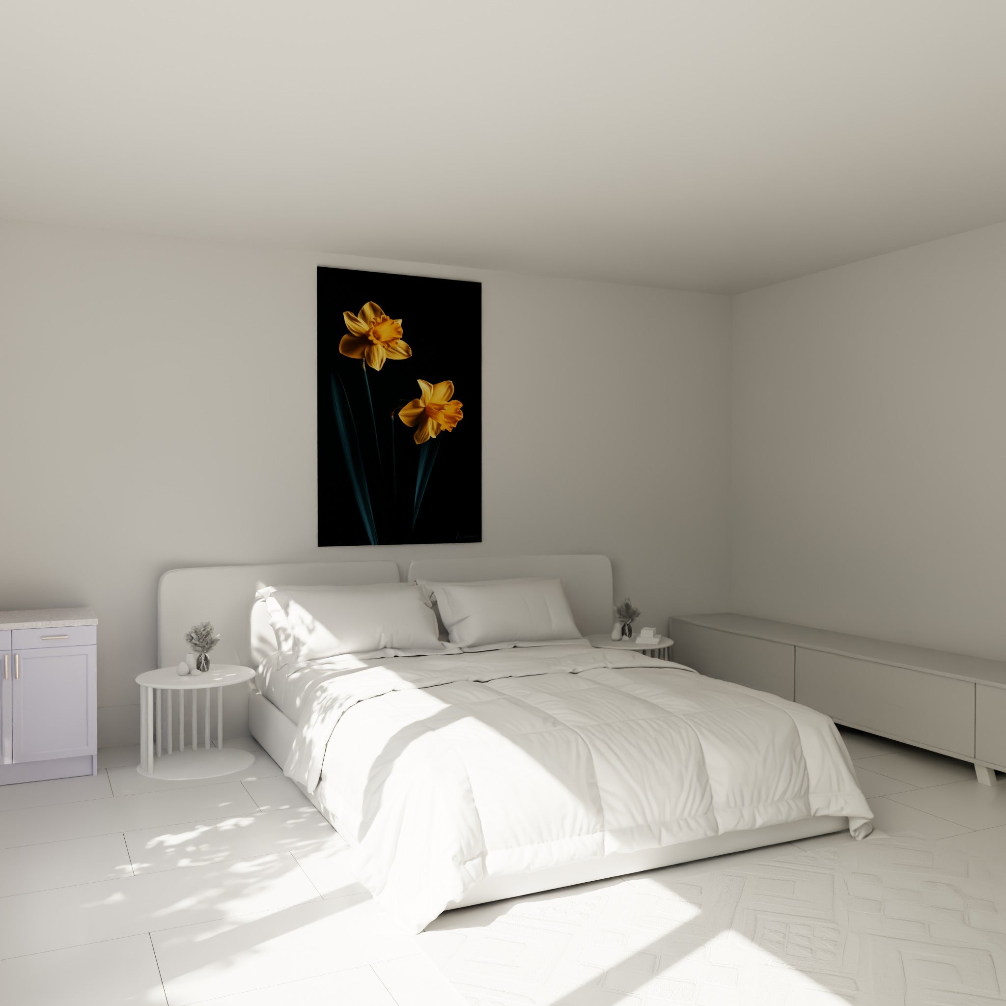 Fleurs de jonquille dorées et tiges vert sombre au-dessus d'un lit dans une chambre claire