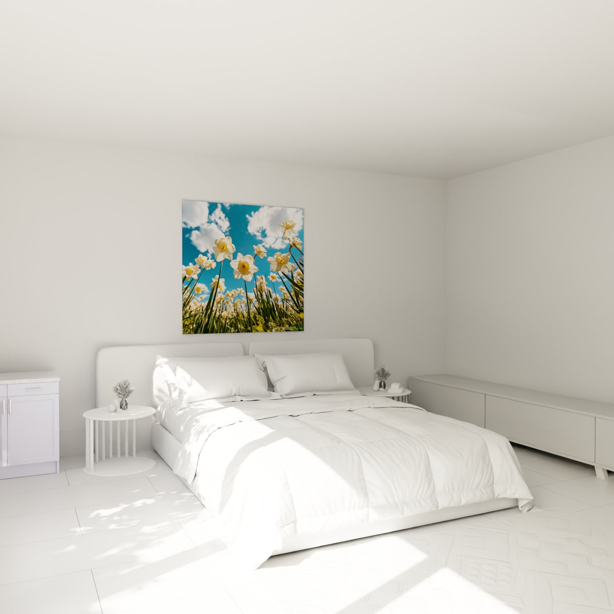 Fleurs de jonquille blanches et vertes en contre-plongée au-dessus d'un lit dans une chambre claire