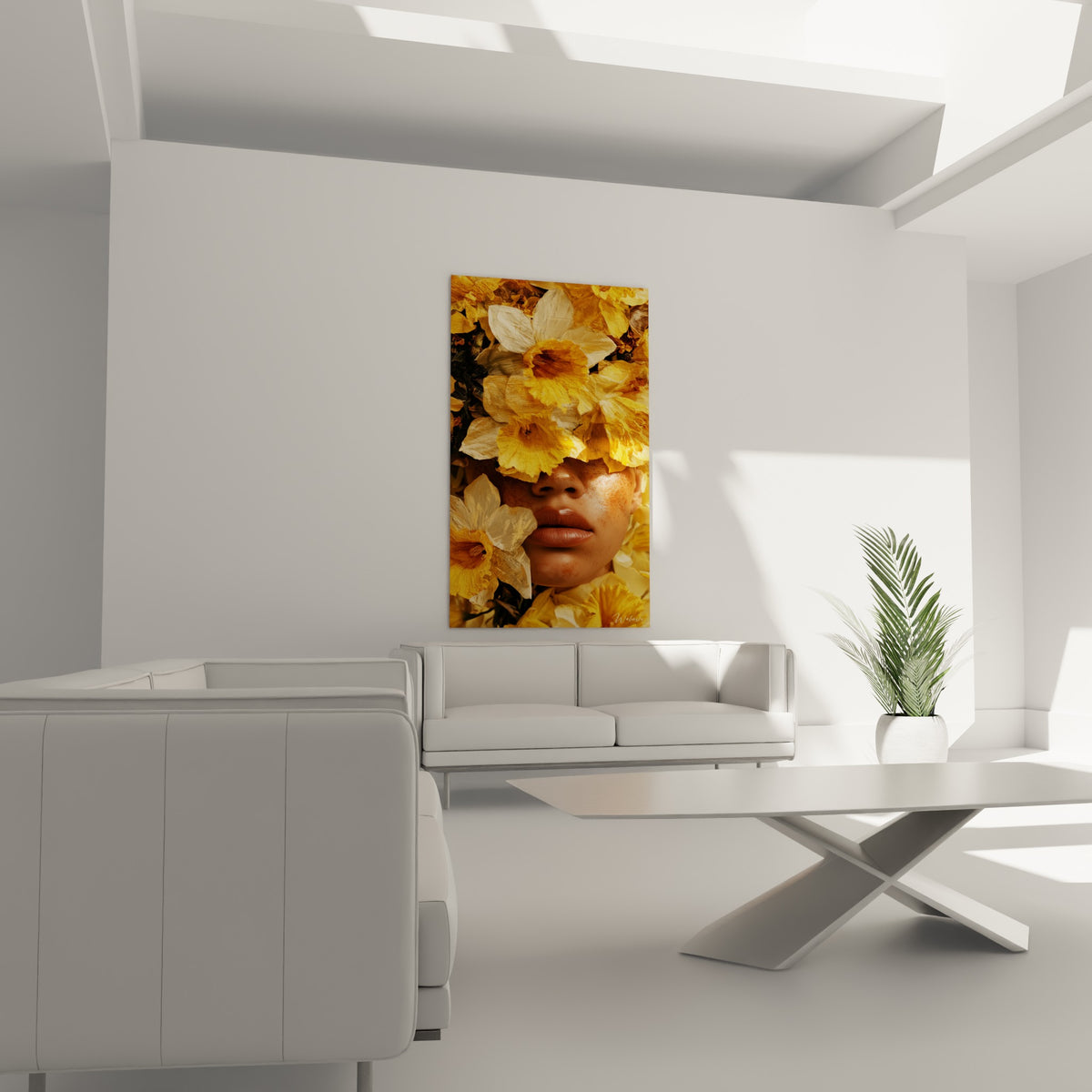 Pétales jonquilles jaune pâle et bouche entourée de fleurs au-dessus d'un canapé dans un salon lumineux