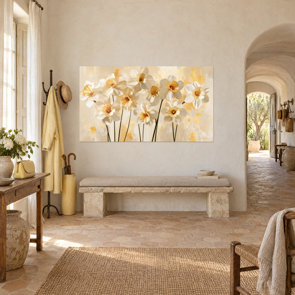 Cuadro narcisos crema en hilera apretada, tallos negros finos, fondo ocre pintado, encima de un banco de piedra del mas