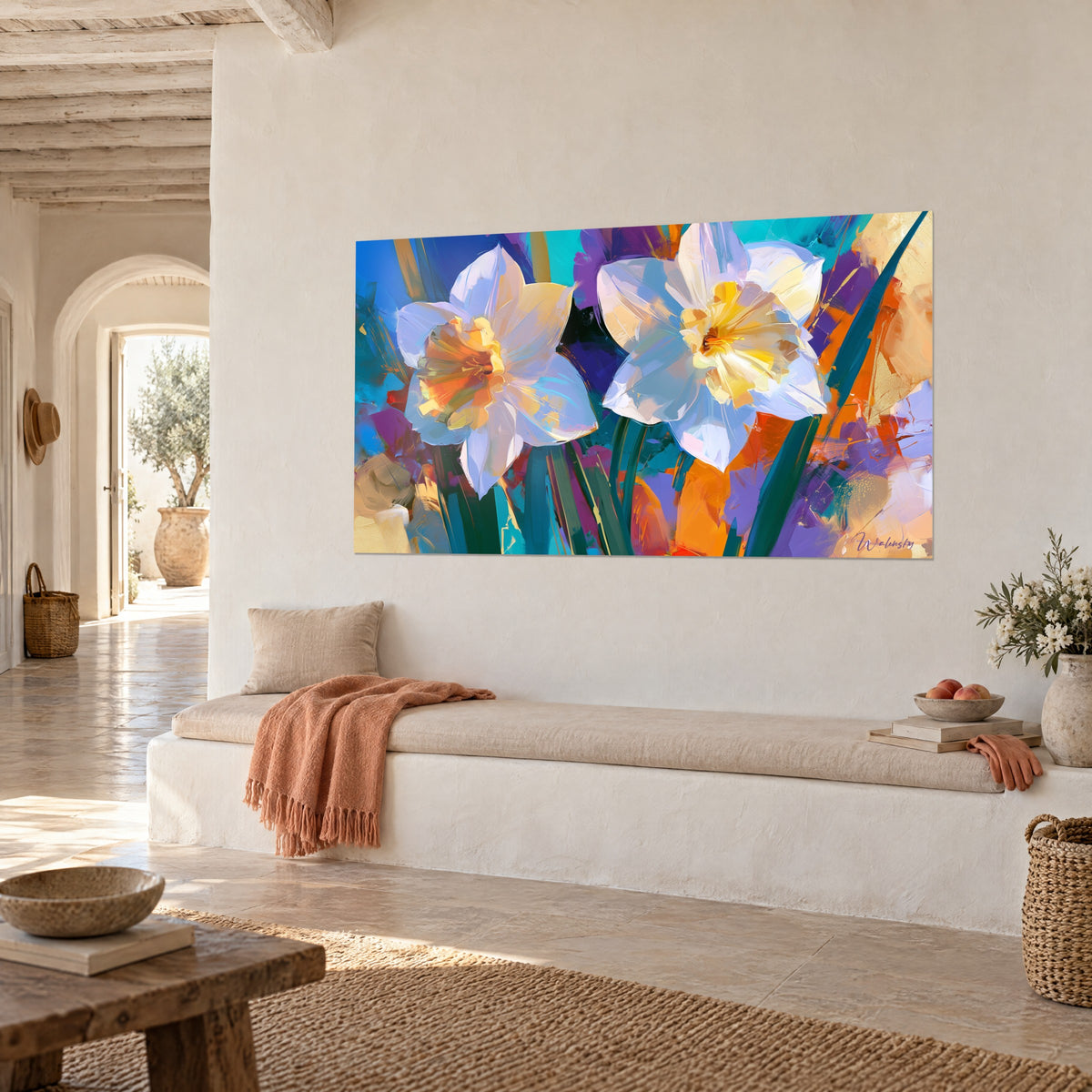 Quadro corolle di narciso madreperlacee, trombe giallo oro e steli verde abete, visto di tre quarti in una casa mediterranea