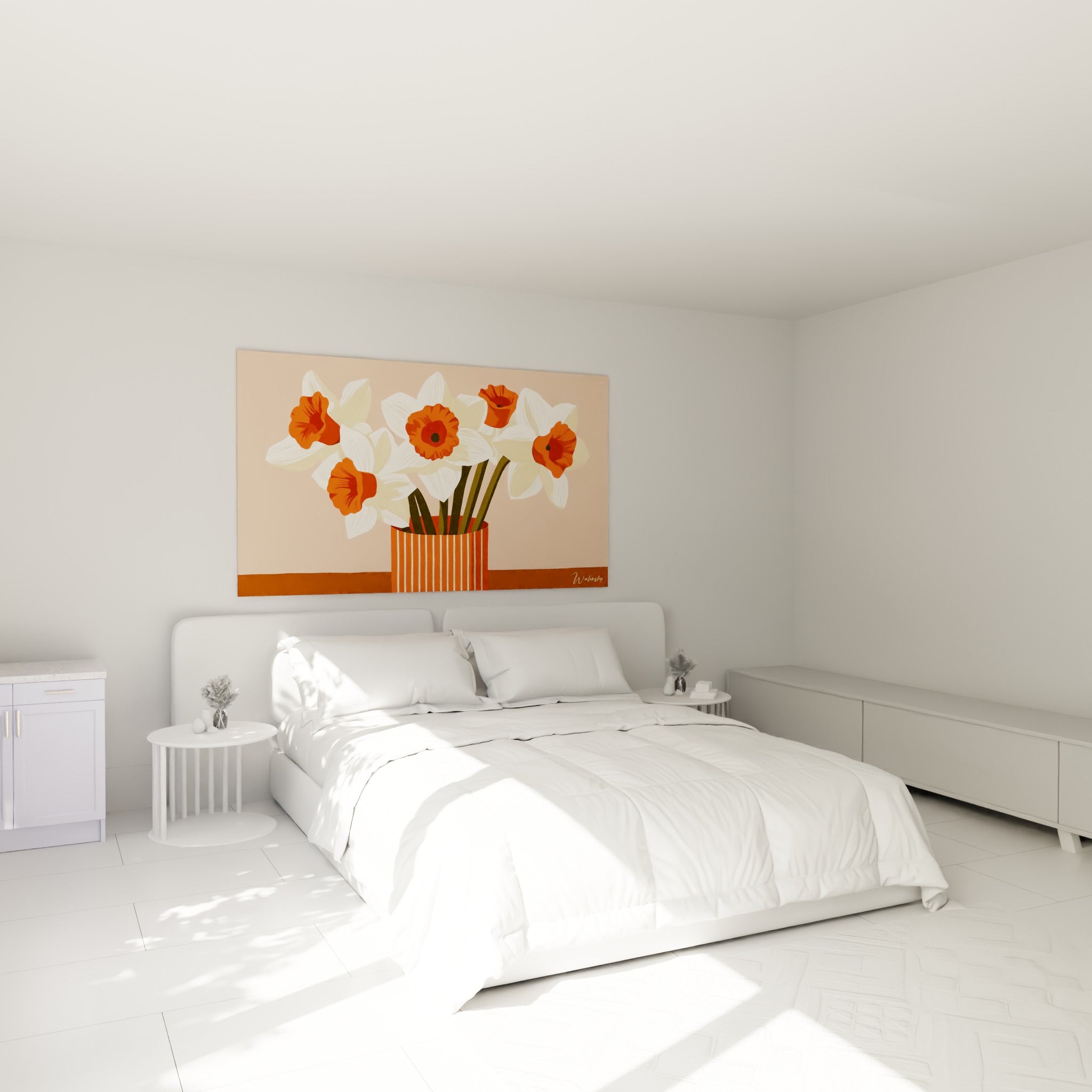 Bouquet de jonquilles blanches et orangées dans un vase rayé, au-dessus d'un lit dans une chambre claire