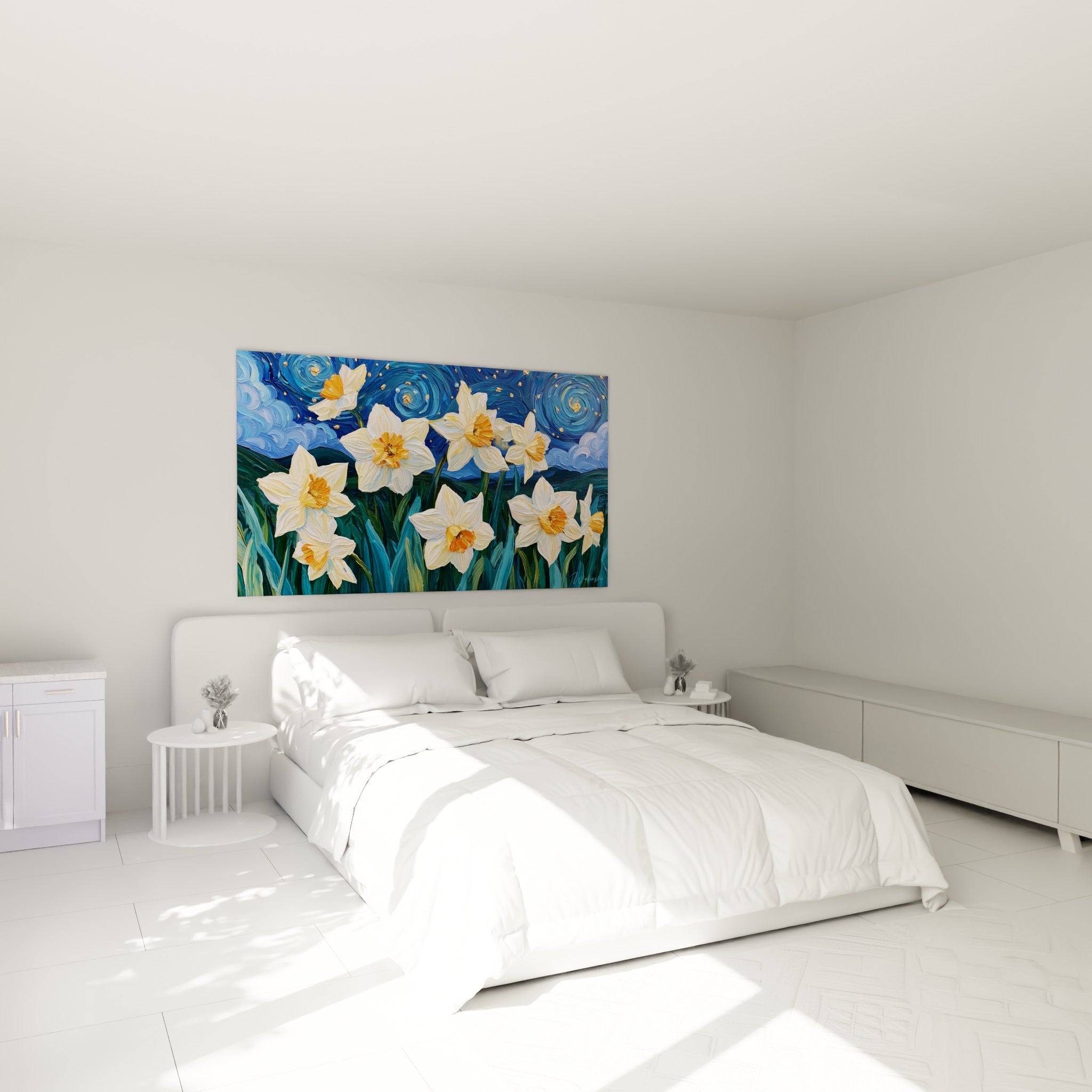 Bouquet de jonquilles blanches et oranges sur fond bleu nuit, au-dessus d'un lit dans une chambre claire