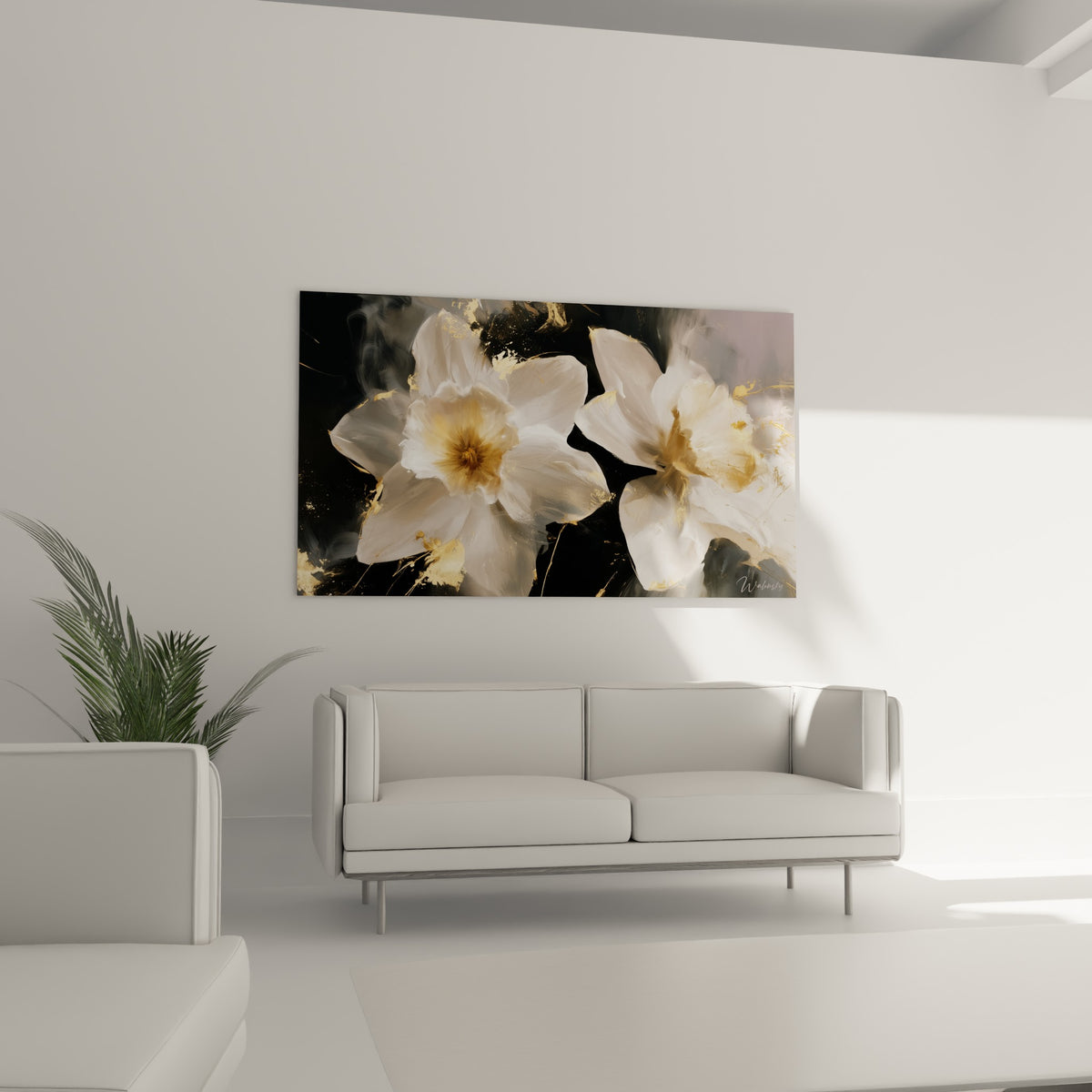 Pétales de jonquille blanc crème et éclats dorés positionnés au-dessus d'un canapé dans un salon lumineux
