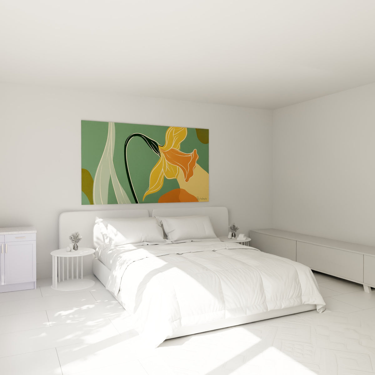 Fleur de jonquille orangée à la tige sombre incurvée, accrochée au-dessus d'un lit dans une chambre claire