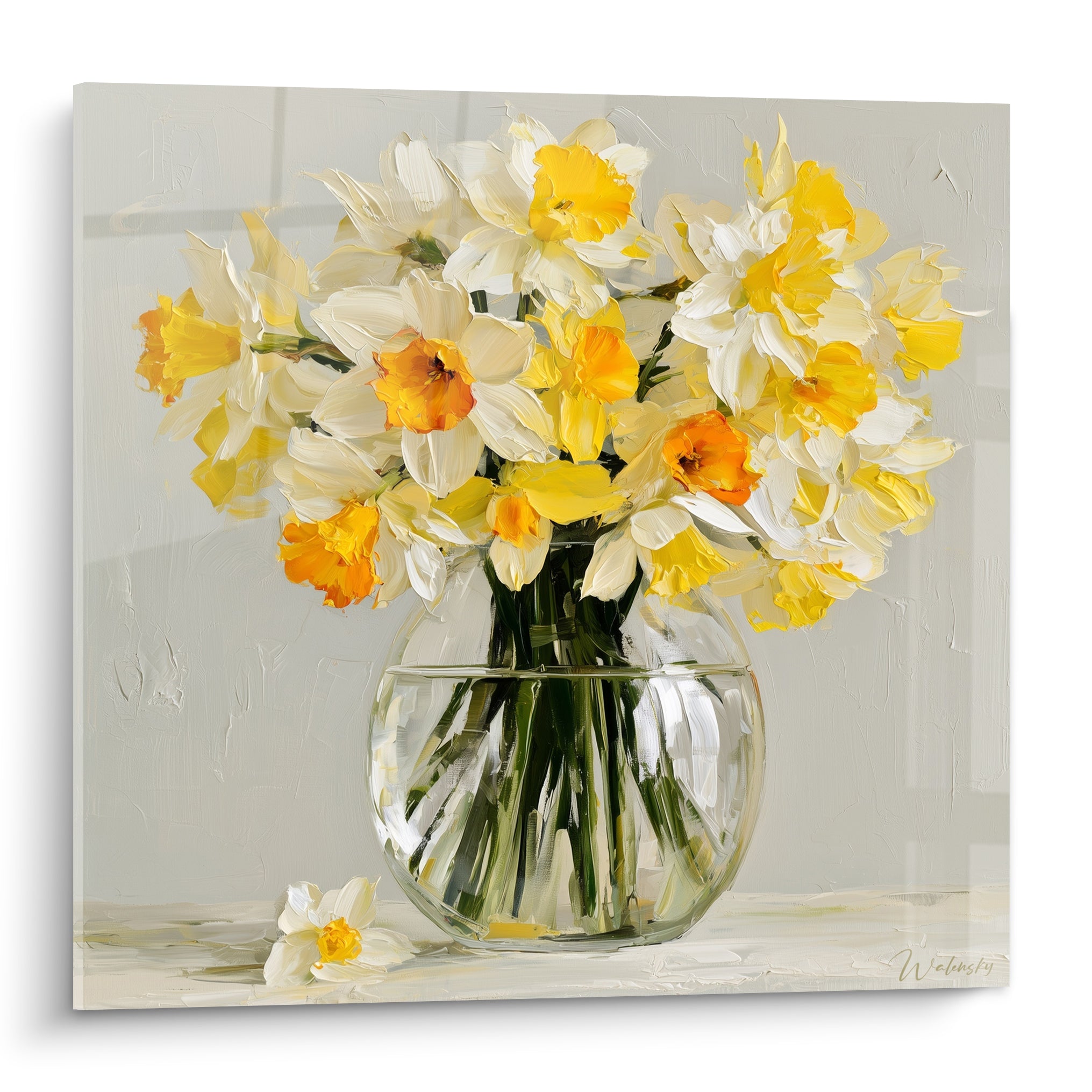 Jonquilles blanches et orangées peintes dans un vase de verre rond aux reflets argentés